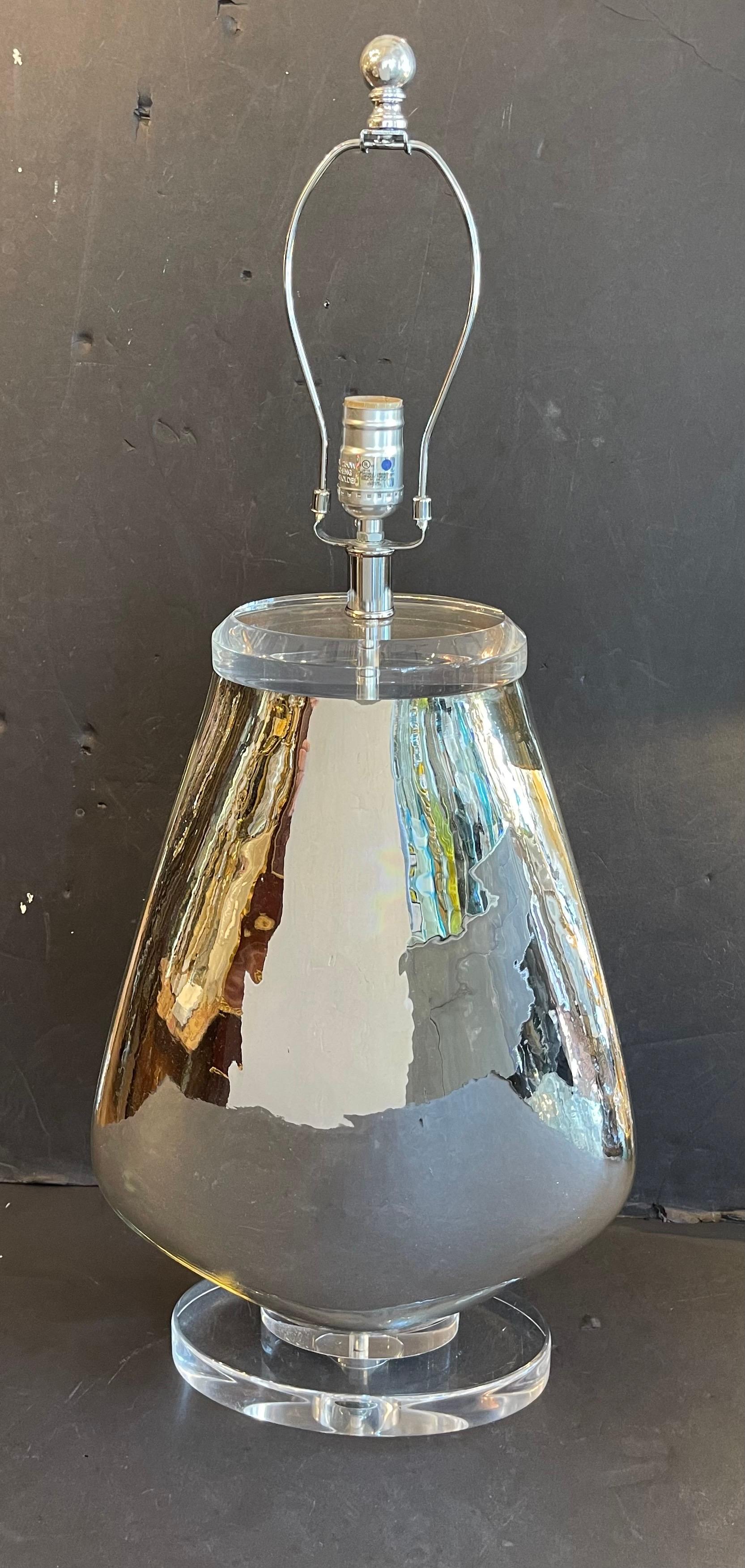 Merveilleuse paire de lampes en verre Mercury de forme ovale sur base en Lucite achetée chez Lorin Marsh NYC. 