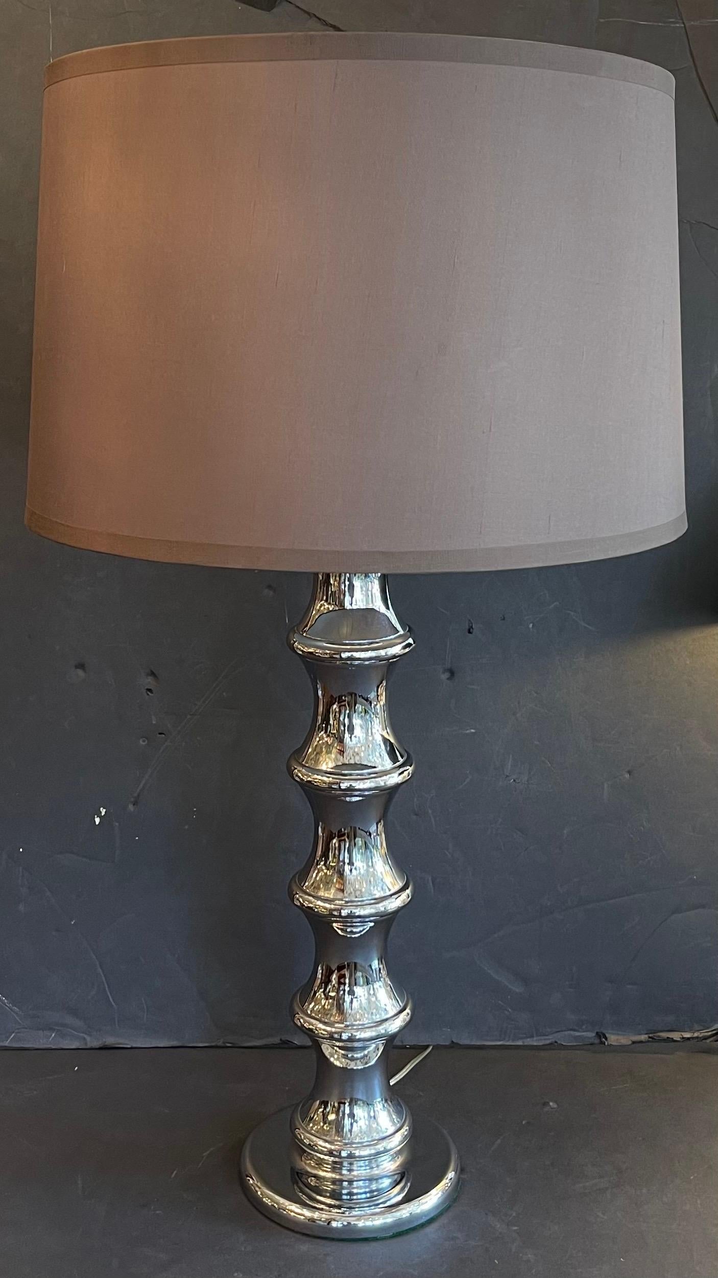Merveilleuse paire de lampes en verre de mercure du milieu du siècle, forme bambou sur base en nickel poli, achetées chez John Salibello NYC, accompagnées de magnifiques abat-jour en soie brune.
Les lampes mesurent 35