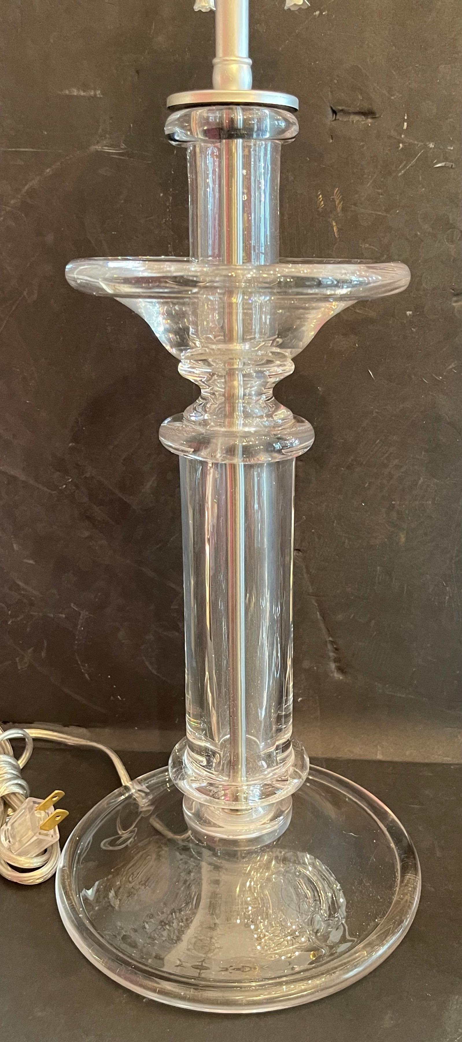 Merveilleuse paire de chandeliers en verre d'art de style Murano datant du milieu du siècle dernier et reconnectés avec deux prises Edison pour chacun d'eux.  
