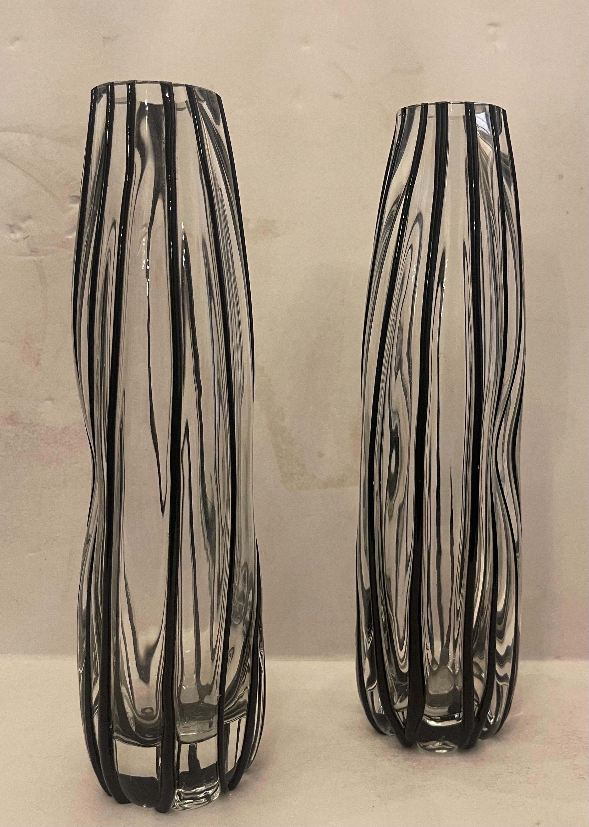 Meravigliosa coppia di vasi in vetro artistico di Murano della metà del secolo scorso, con boccioli alti italiani soffiati trasparenti e neri
