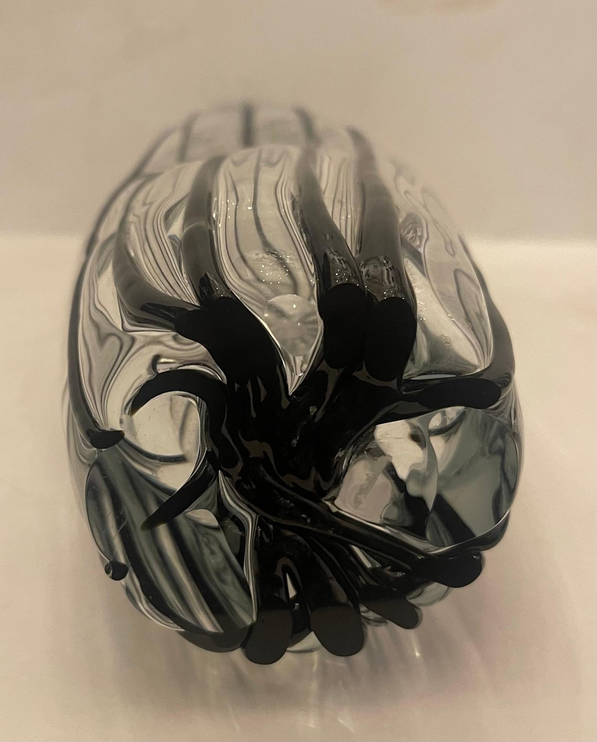 Moderno Meravigliosa coppia di vasi in vetro artistico di Murano della metà del secolo scorso, trasparenti e neri. in vendita