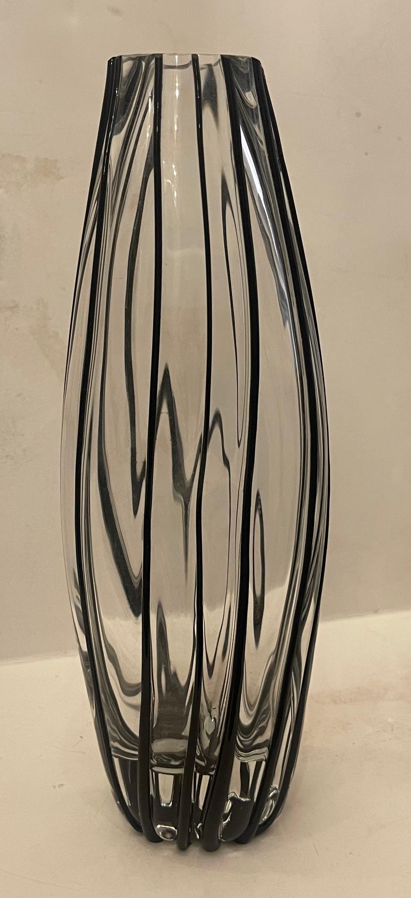 Meravigliosa coppia di vasi in vetro artistico di Murano della metà del secolo scorso, trasparenti e neri. In condizioni buone in vendita a Roslyn, NY