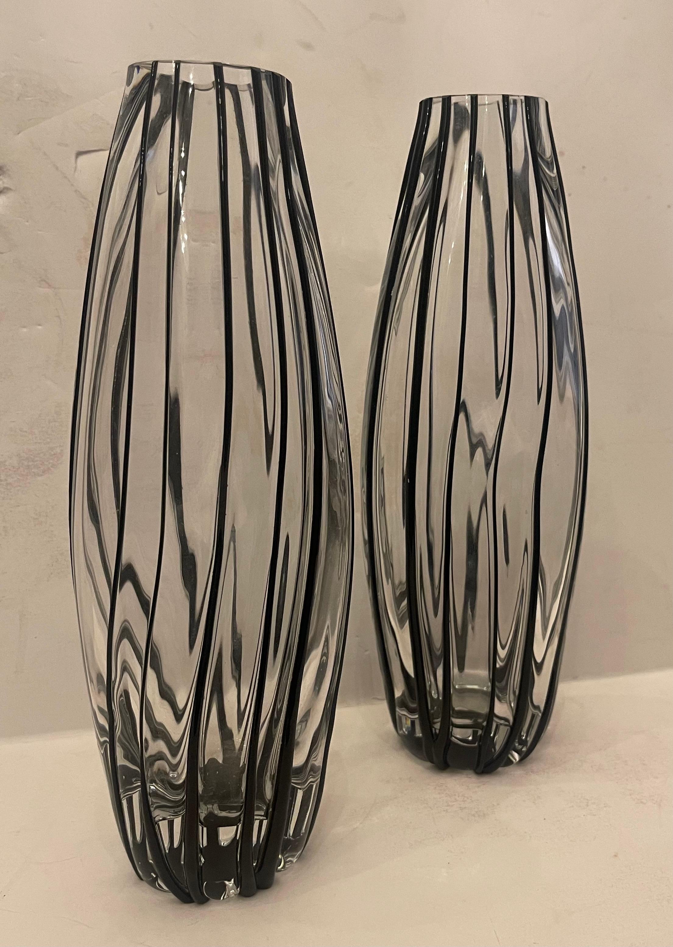 XX secolo Meravigliosa coppia di vasi in vetro artistico di Murano della metà del secolo scorso, trasparenti e neri. in vendita