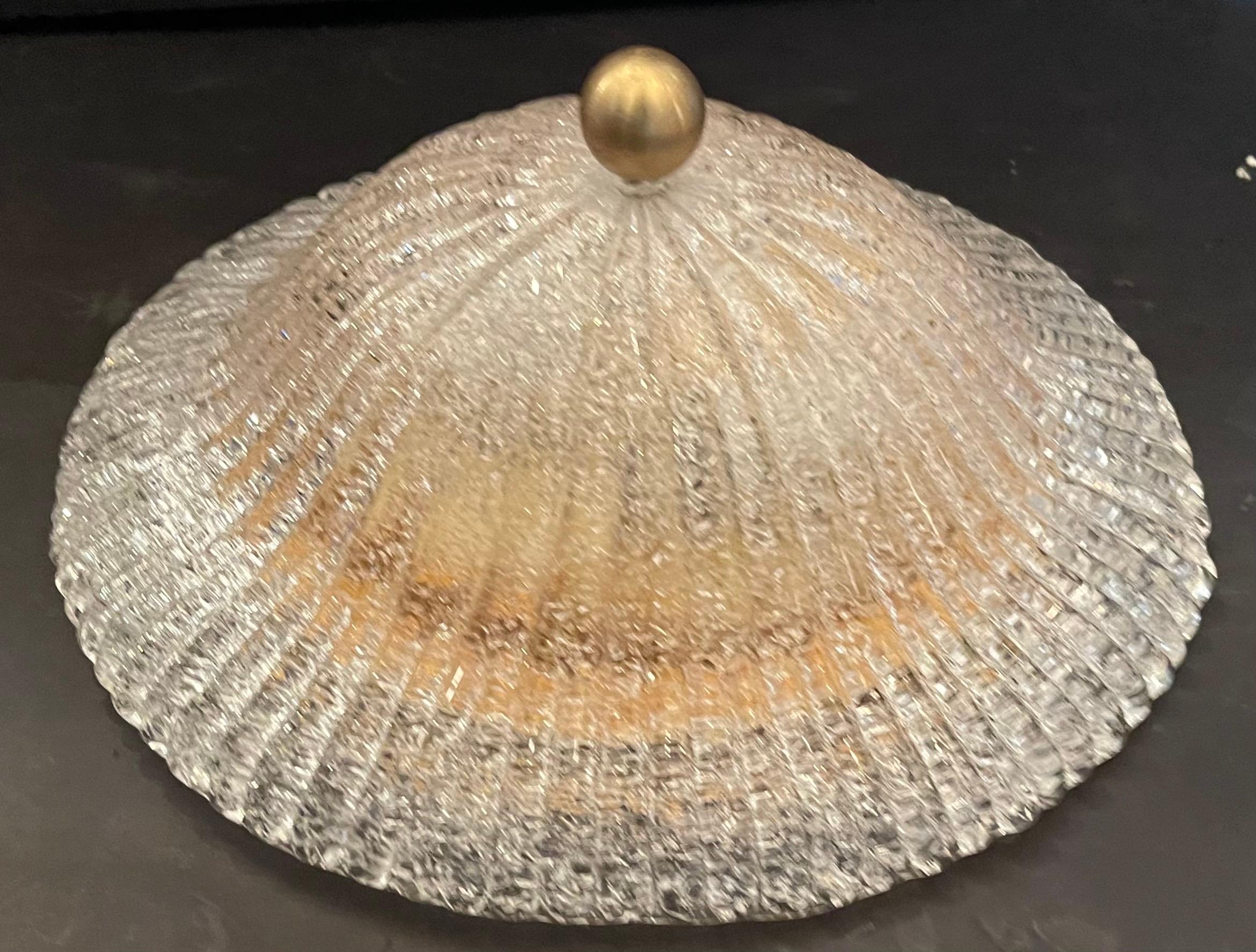 Merveilleuse paire d'affleurements en verre d'art nervuré et craquelé de Murano datant du milieu du siècle, chacun avec des lampes Edison à l'intérieur. 

Chaque pièce est vendue séparément
La paire est disponible 