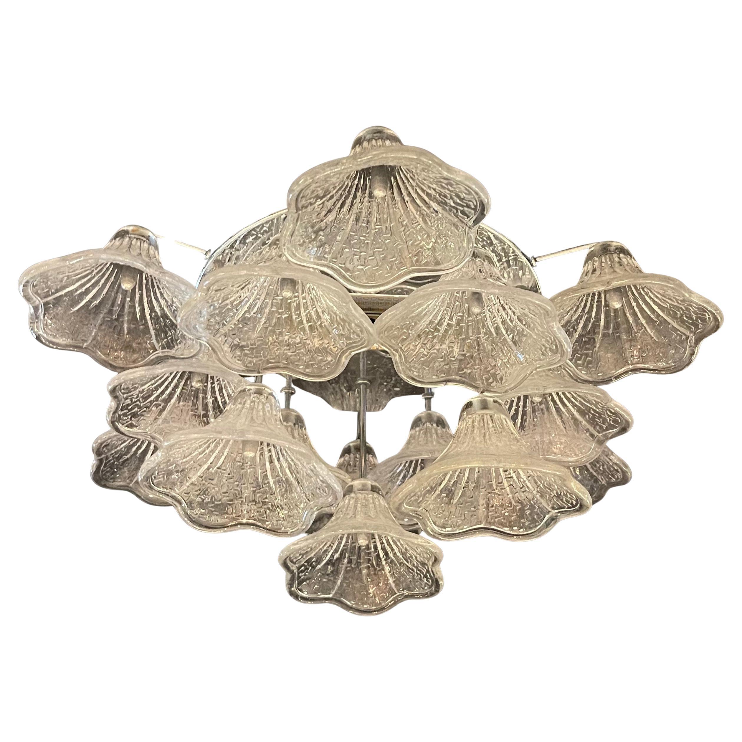 Merveilleuse paire d'appliques à fleurs Sputnik vénitiennes en verre d'art de Murano du milieu du siècle dernier ou pouvant être utilisées comme plafonniers sur nickel poli
Chaque appareil est recâblé avec des ampoules LED