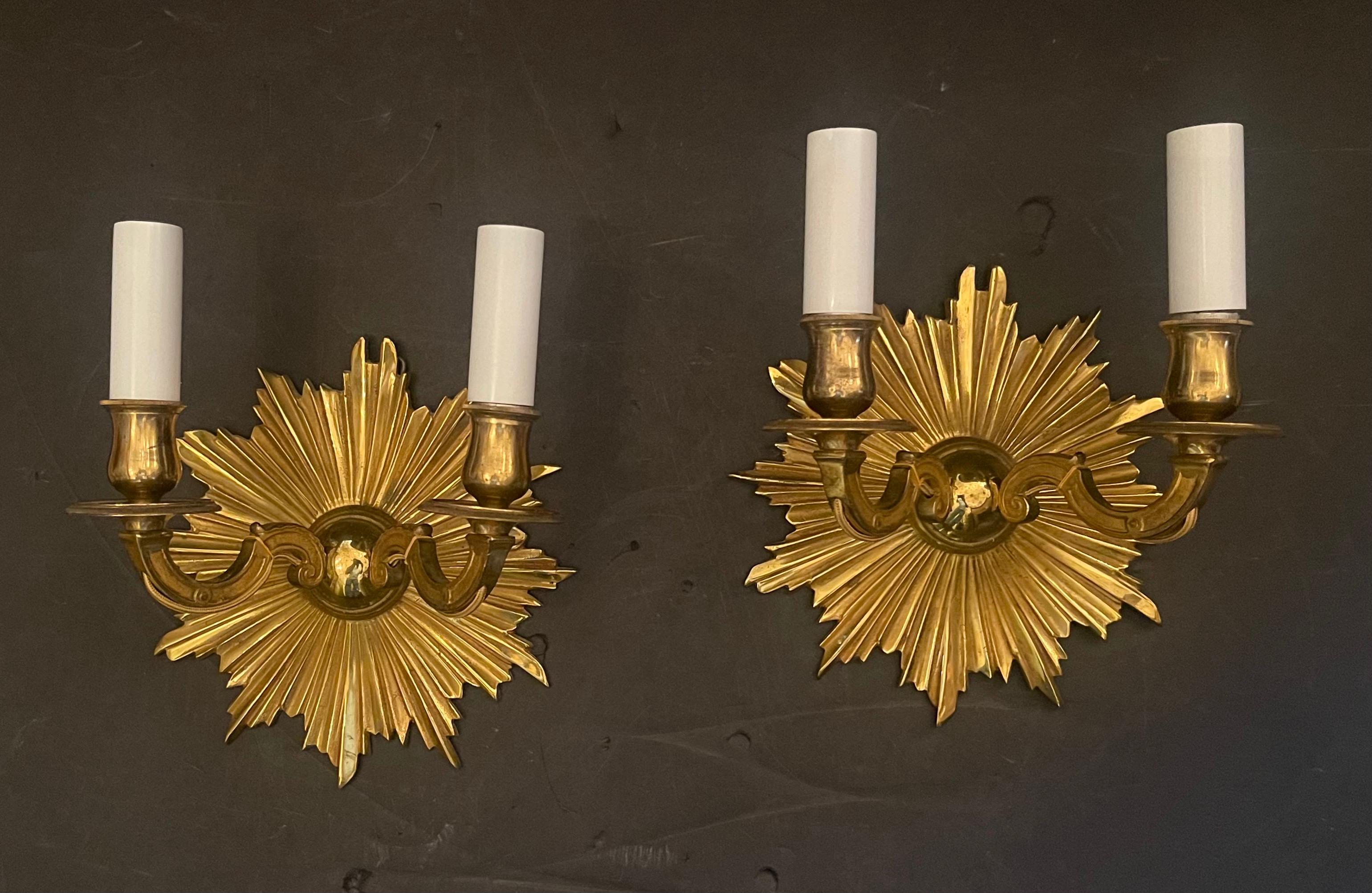 Merveilleuse paire de lampes en bronze doré Vaughan / E.F. en forme d'étoile, datant du milieu du siècle dernier. Appliques à deux chandeliers de style Art déco Caldwell
Livré prêt à être installé avec la quincaillerie de montage