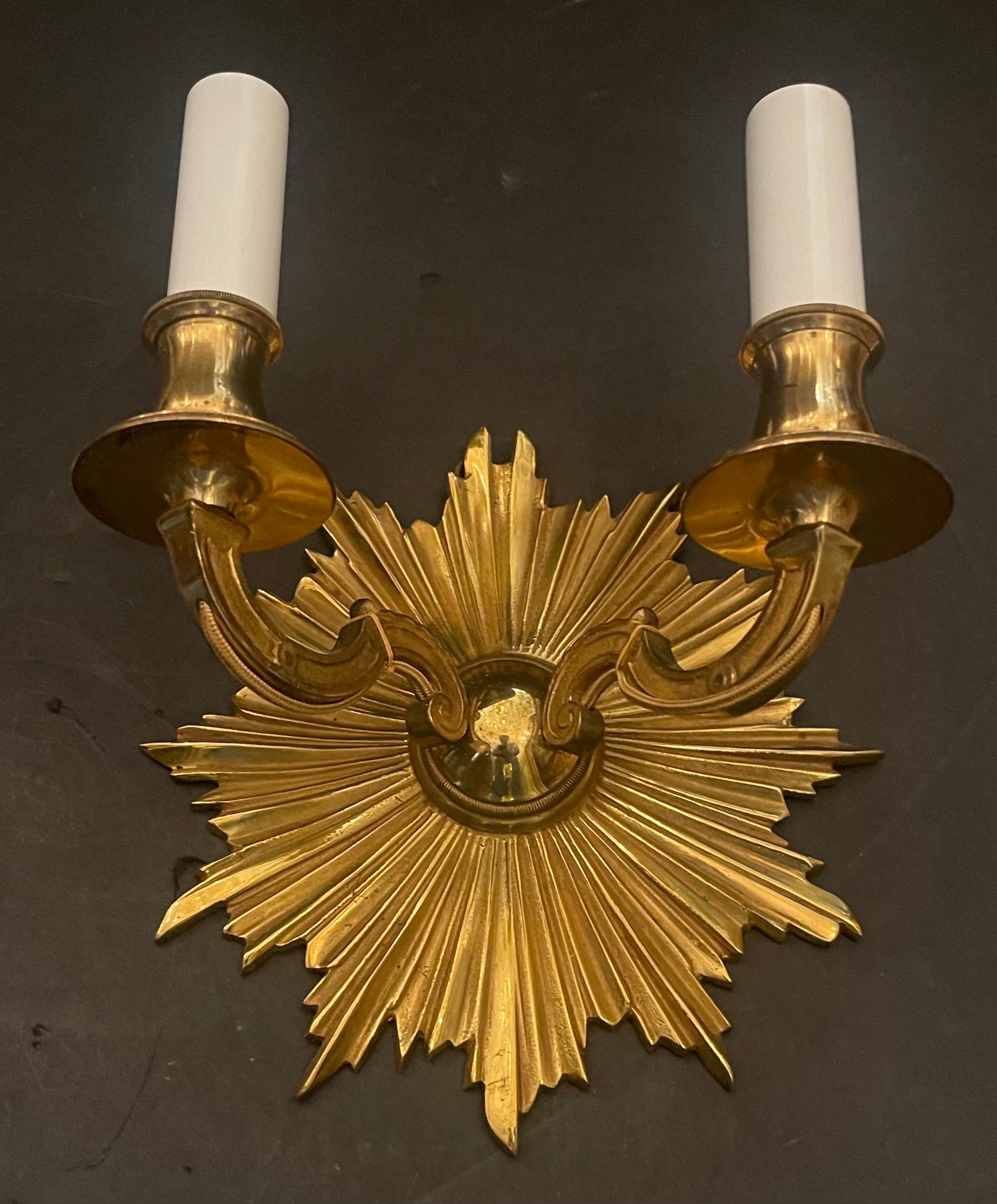 Mid-Century Modern Merveilleuse paire d'appliques Art Déco Vaughan en bronze doré avec étoiles rayonnantes, mi-siècle moderne en vente