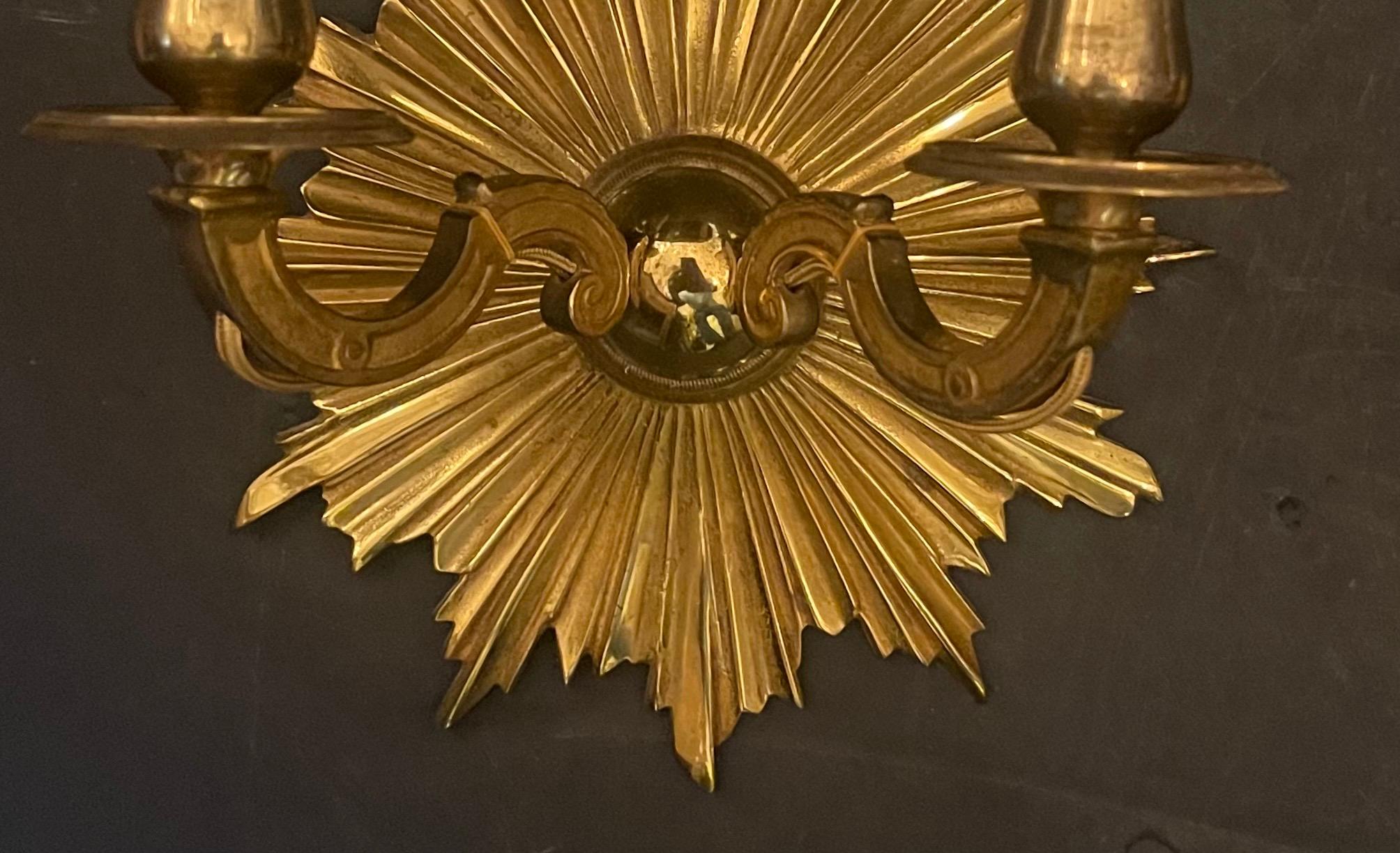 Français Merveilleuse paire d'appliques Art Déco Vaughan en bronze doré avec étoiles rayonnantes, mi-siècle moderne en vente