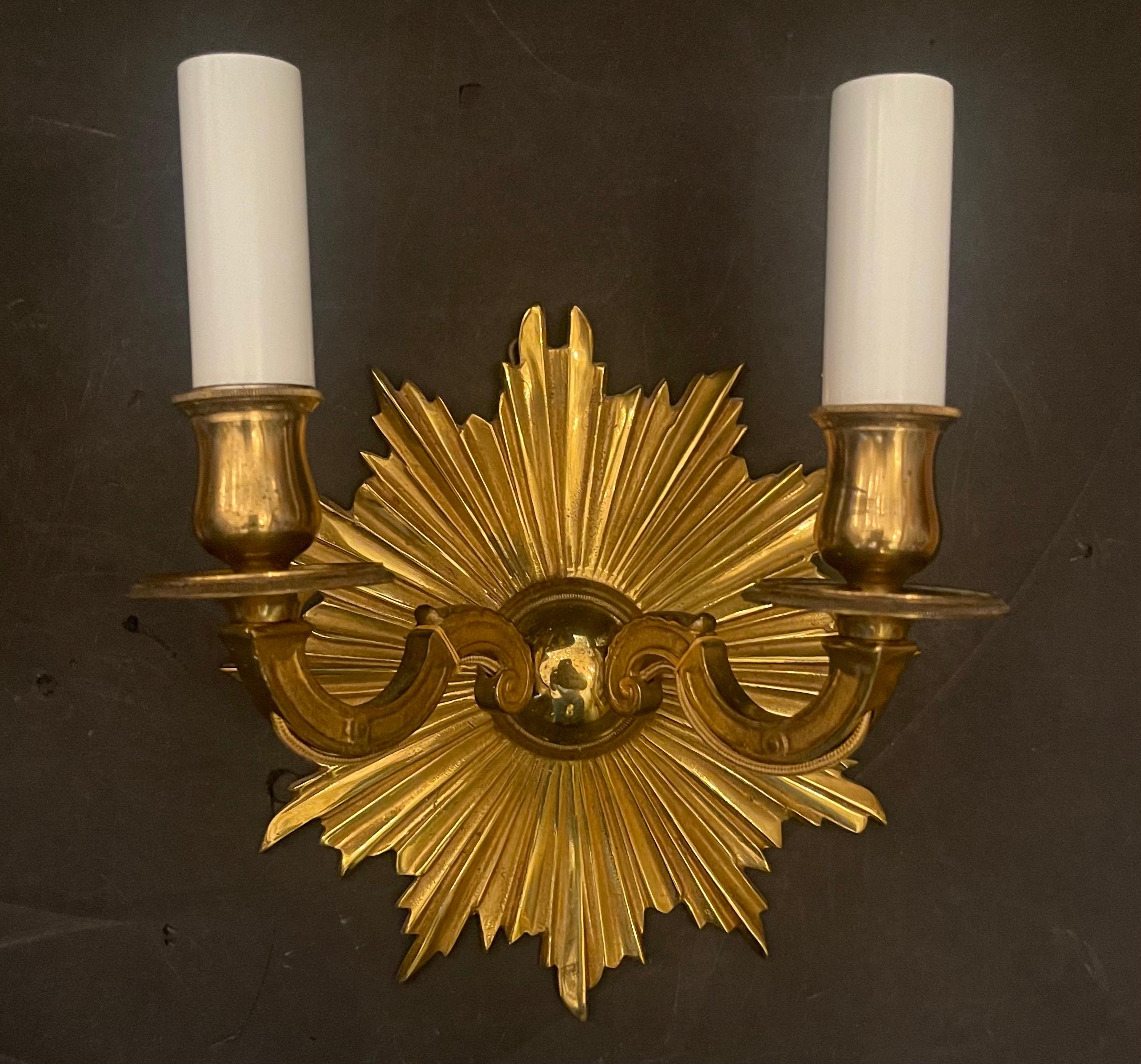 Doré Merveilleuse paire d'appliques Art Déco Vaughan en bronze doré avec étoiles rayonnantes, mi-siècle moderne en vente