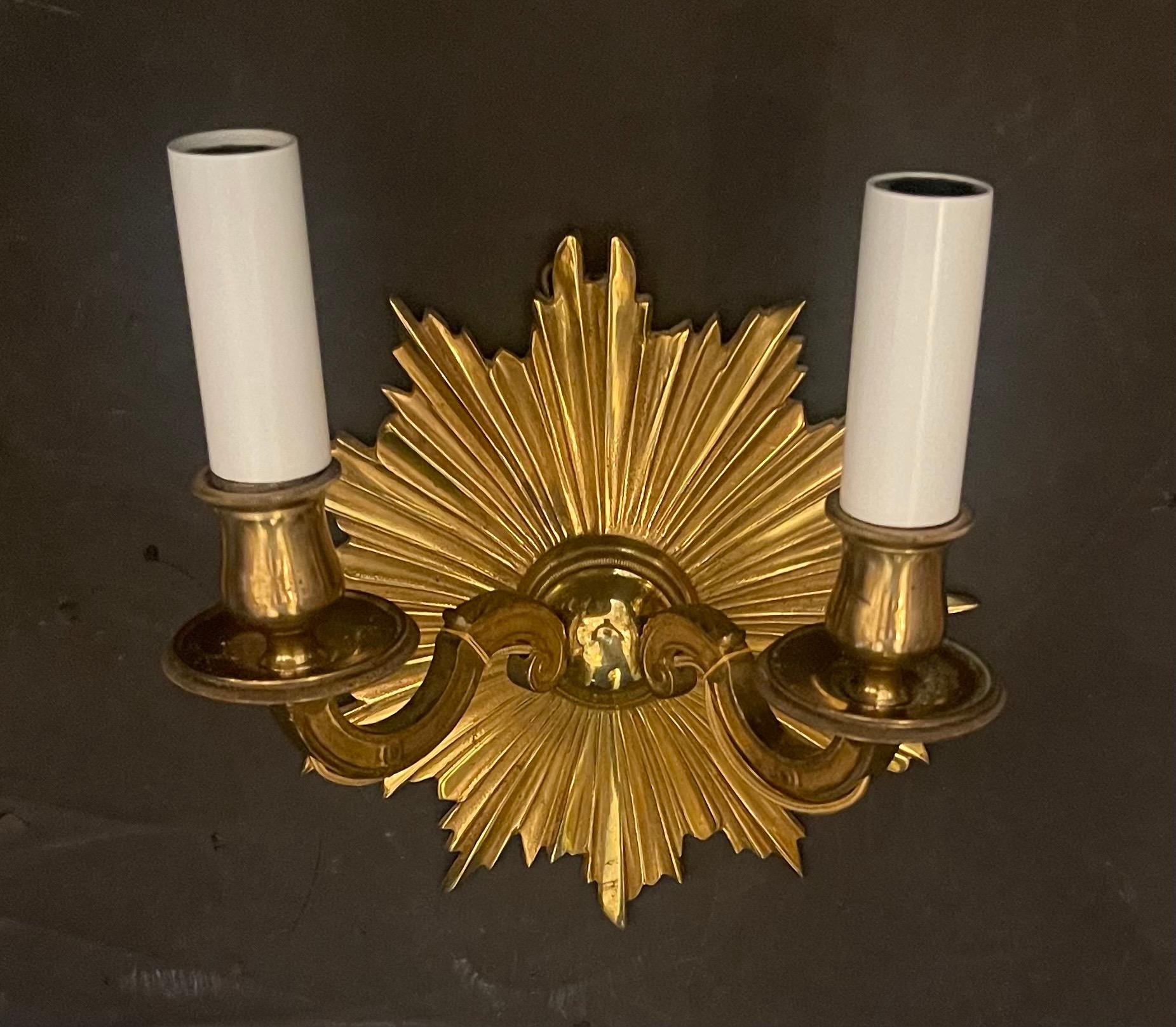 Merveilleuse paire d'appliques Art Déco Vaughan en bronze doré avec étoiles rayonnantes, mi-siècle moderne Bon état - En vente à Roslyn, NY