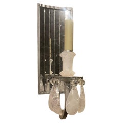 Maravilloso Par de Apliques de Cristal de Roca con Fondo de Panel de Espejo en Hoja de Plata