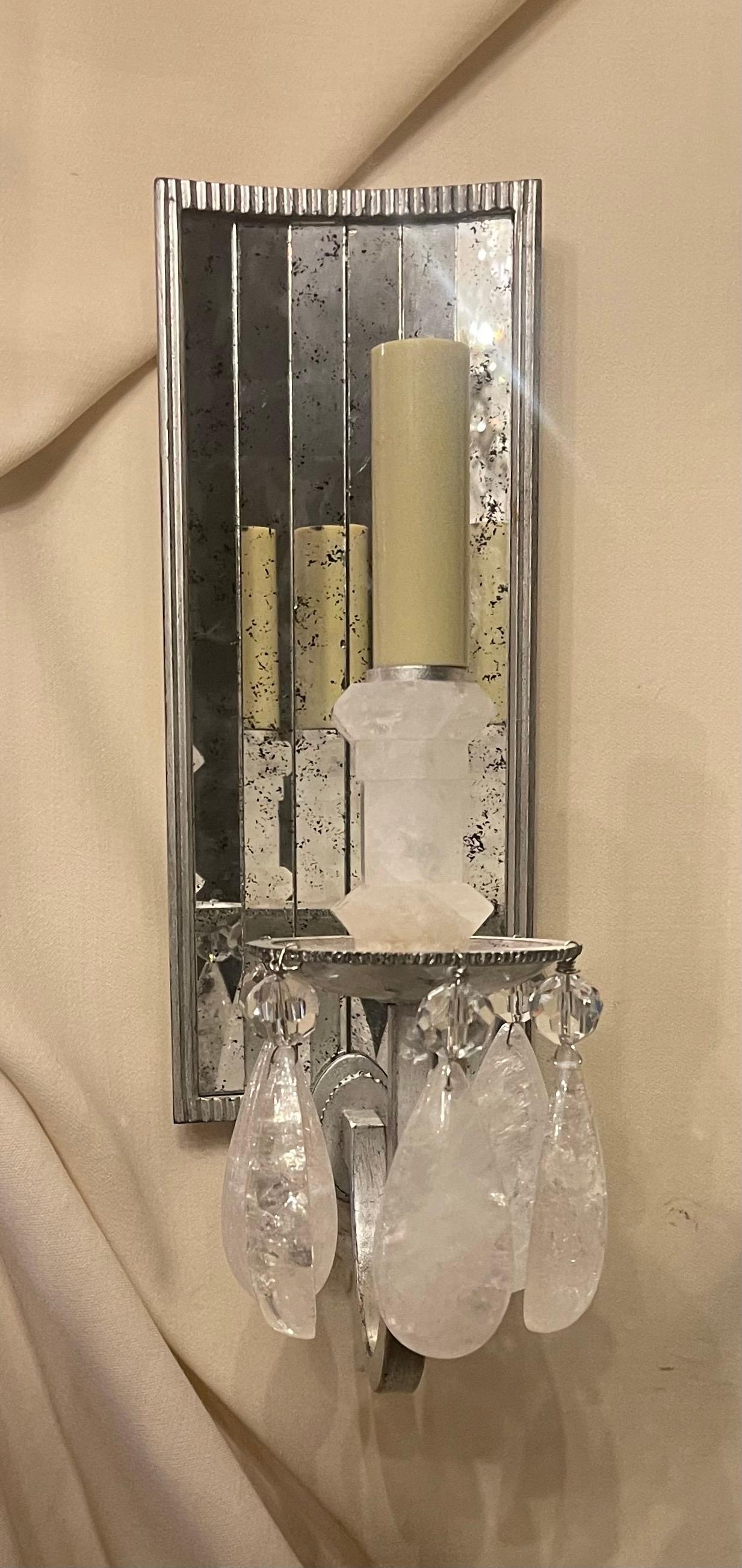 Moderno Meravigliosa coppia di lampade da parete in cristallo di rocca con pannello a specchio e foglie d'argento in vendita