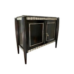 Merveilleuse paire de commodes modernes Art Déco Swaim en ébène satiné et marbre à feuilles d'argent