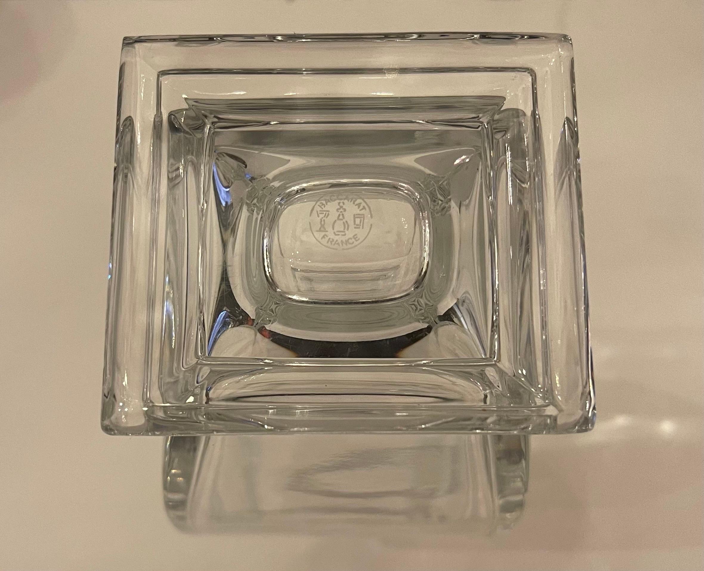 Moderne Merveilleuse paire de vases modernes en forme d'urne en cristal transparent et en forme de perle signés Baccarat en vente