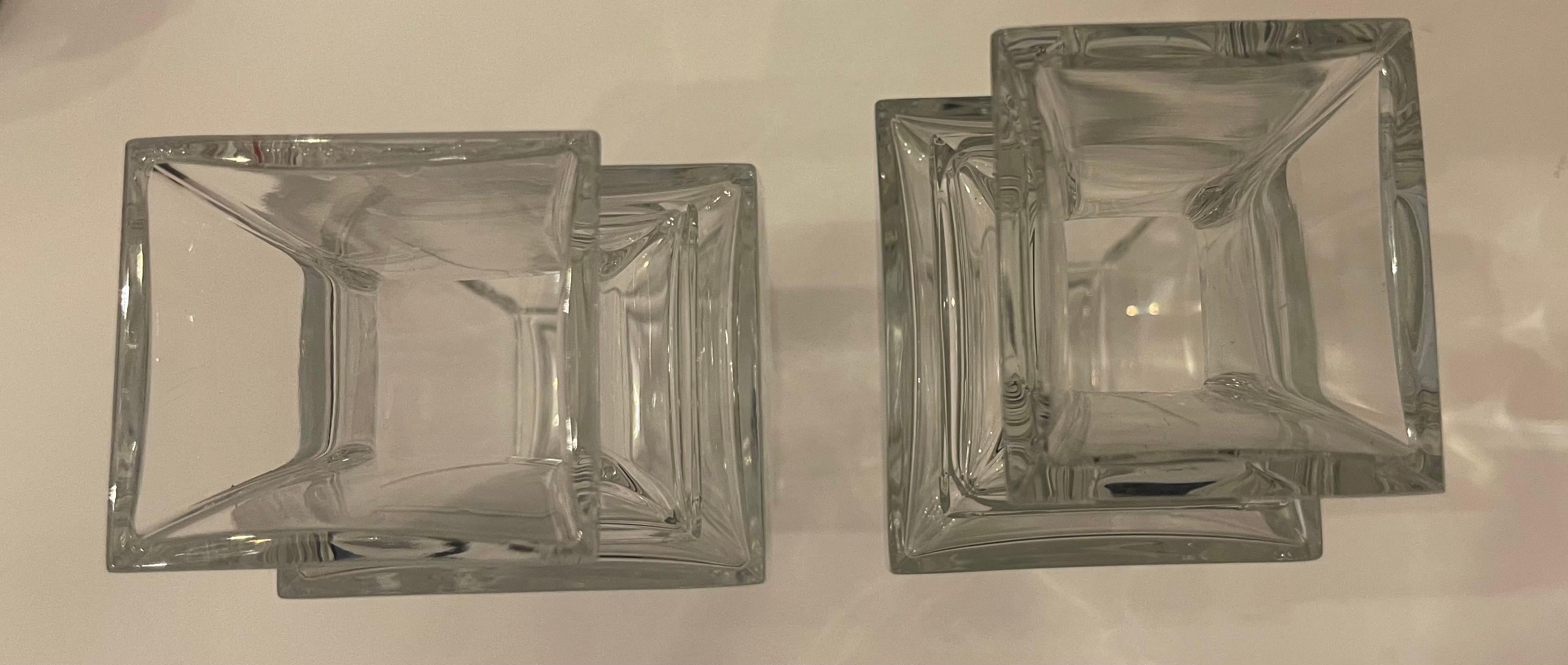 Français Merveilleuse paire de vases modernes en forme d'urne en cristal transparent et en forme de perle signés Baccarat en vente