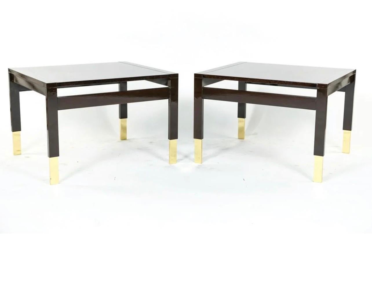 Magnifique paire de tables d'appoint Lorin Marsh en Wenge laqué et bois émaillé avec sabots en laiton.
Etiquette métallique Lorin Marsh sous une table.
Dimensions : 18