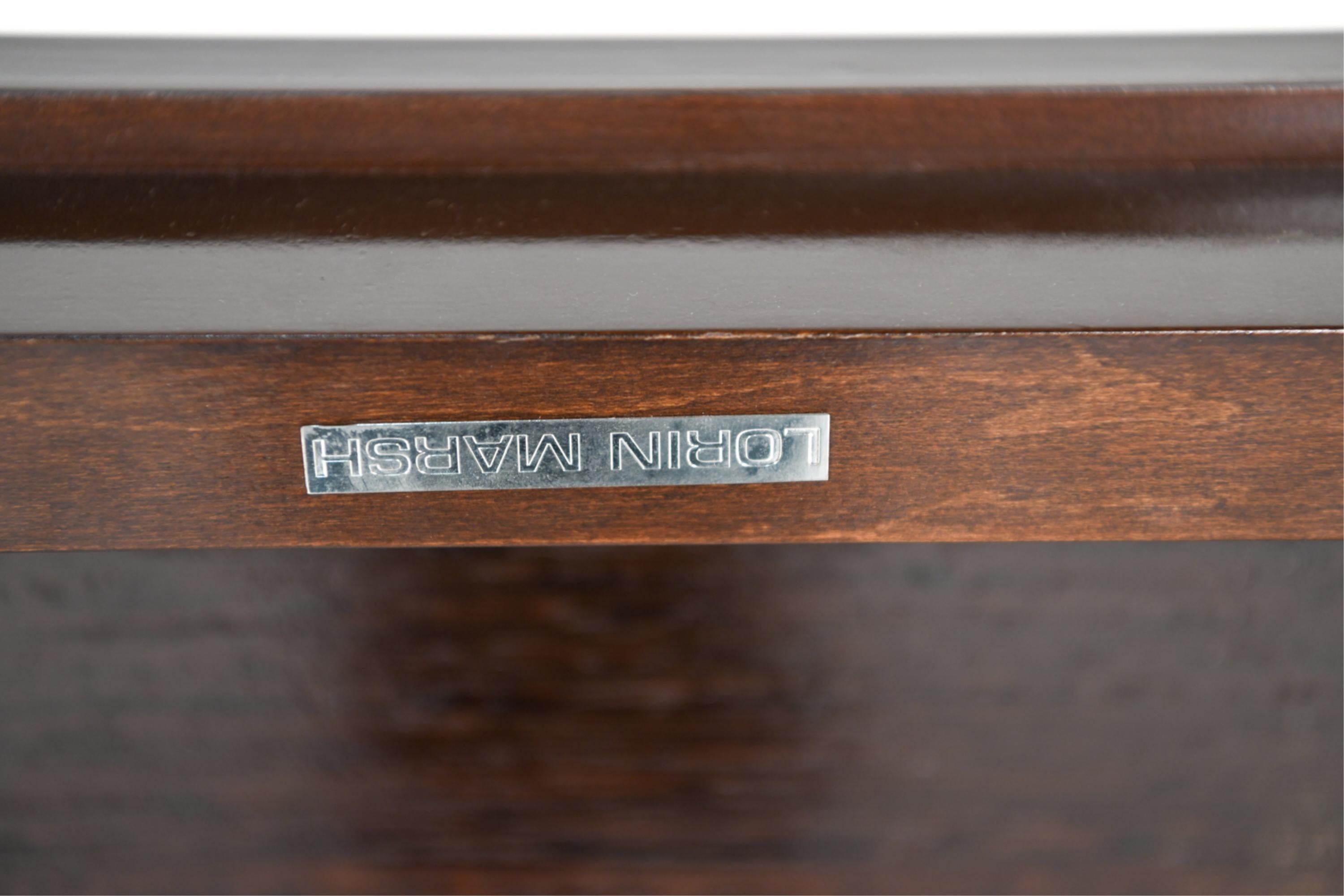 Merveilleuse paire de tables modernes en bois de wengé émaillé Lorin laqué marron et laiton Bon état - En vente à Roslyn, NY