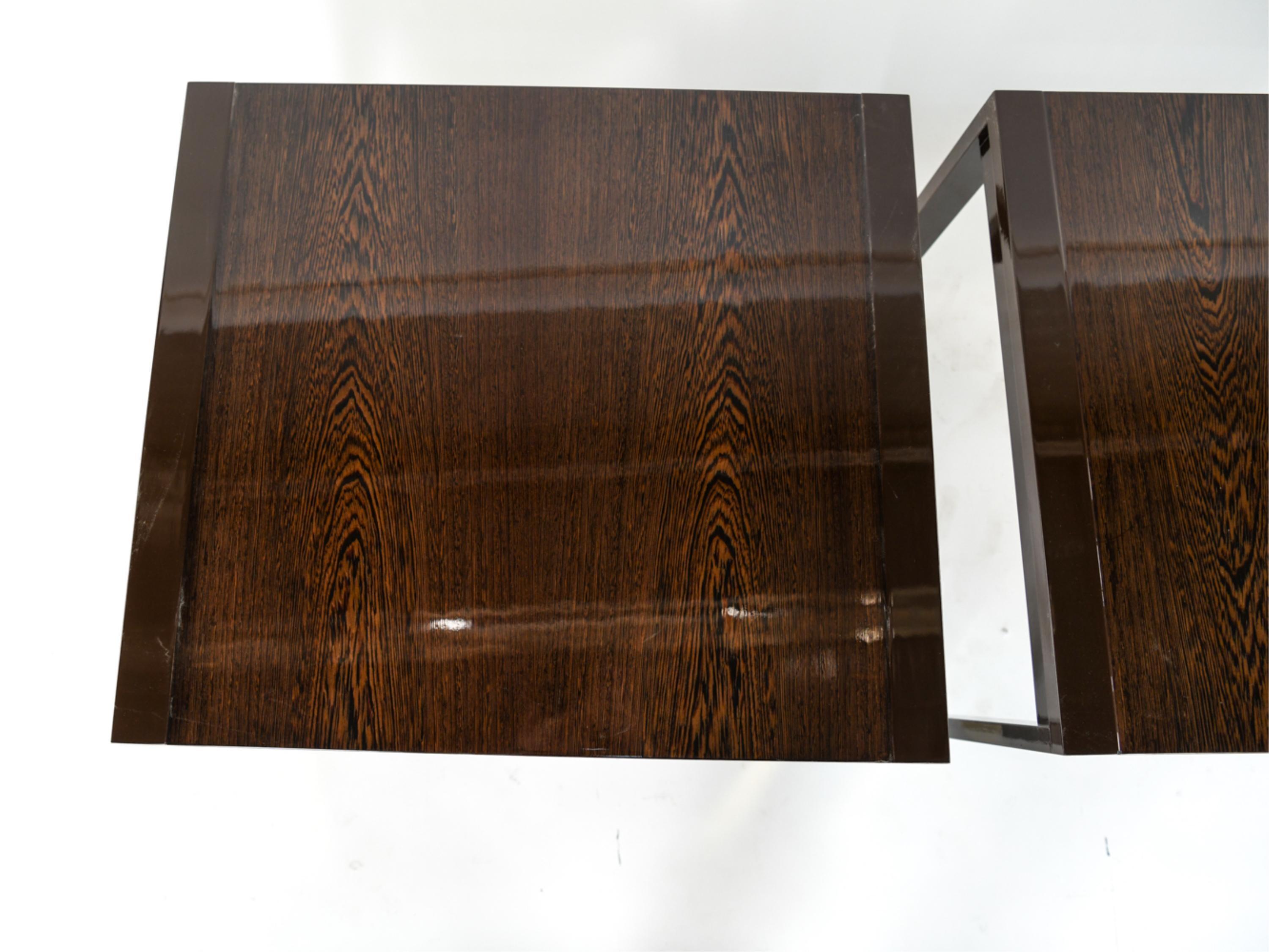 Laiton Merveilleuse paire de tables modernes en bois de wengé émaillé Lorin laqué marron et laiton en vente