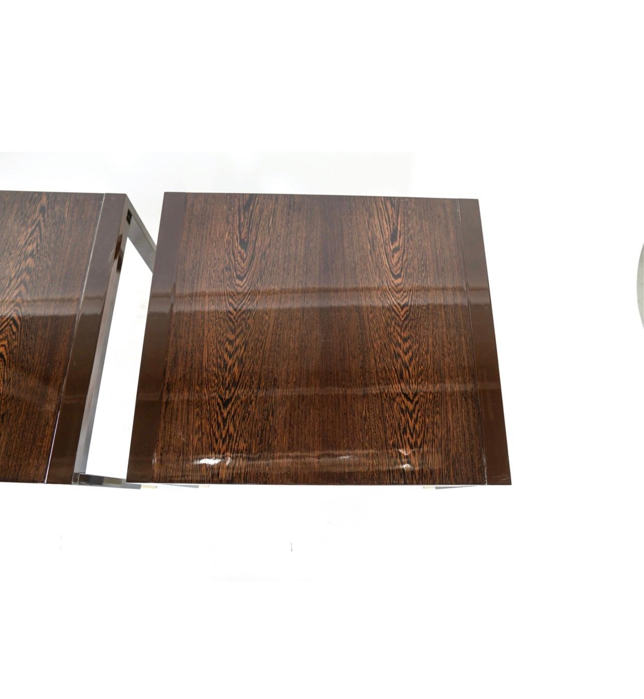 Merveilleuse paire de tables modernes en bois de wengé émaillé Lorin laqué marron et laiton en vente 1