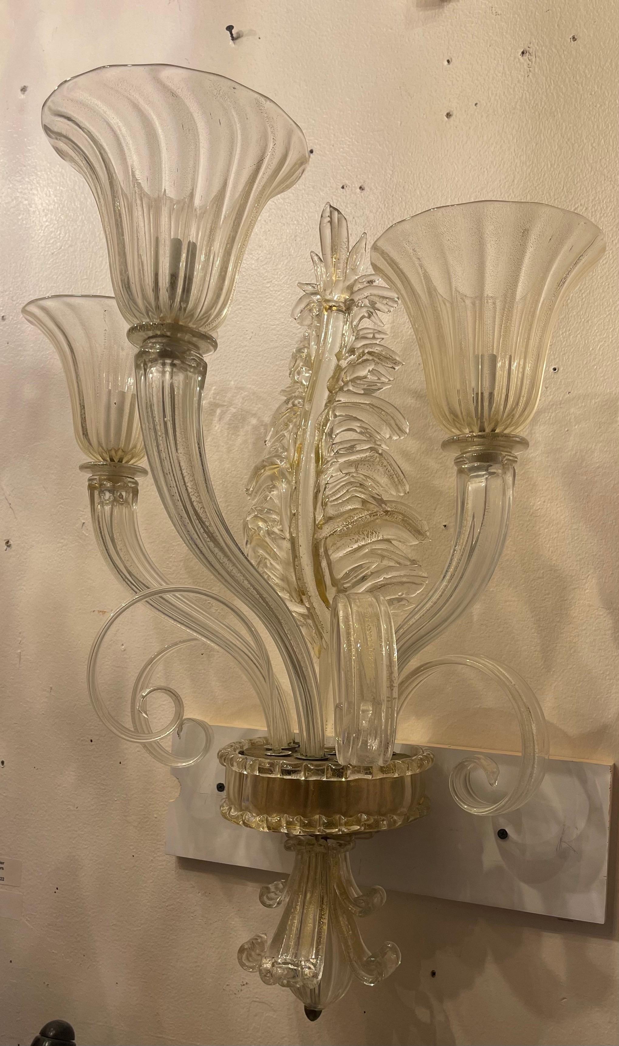 Meravigliosa coppia di scensori da parete in vetro soffiato a tre bracci in oro di Murano Ercole Barovier
Stesse lampade quotate in borsa per 20.000 dollari