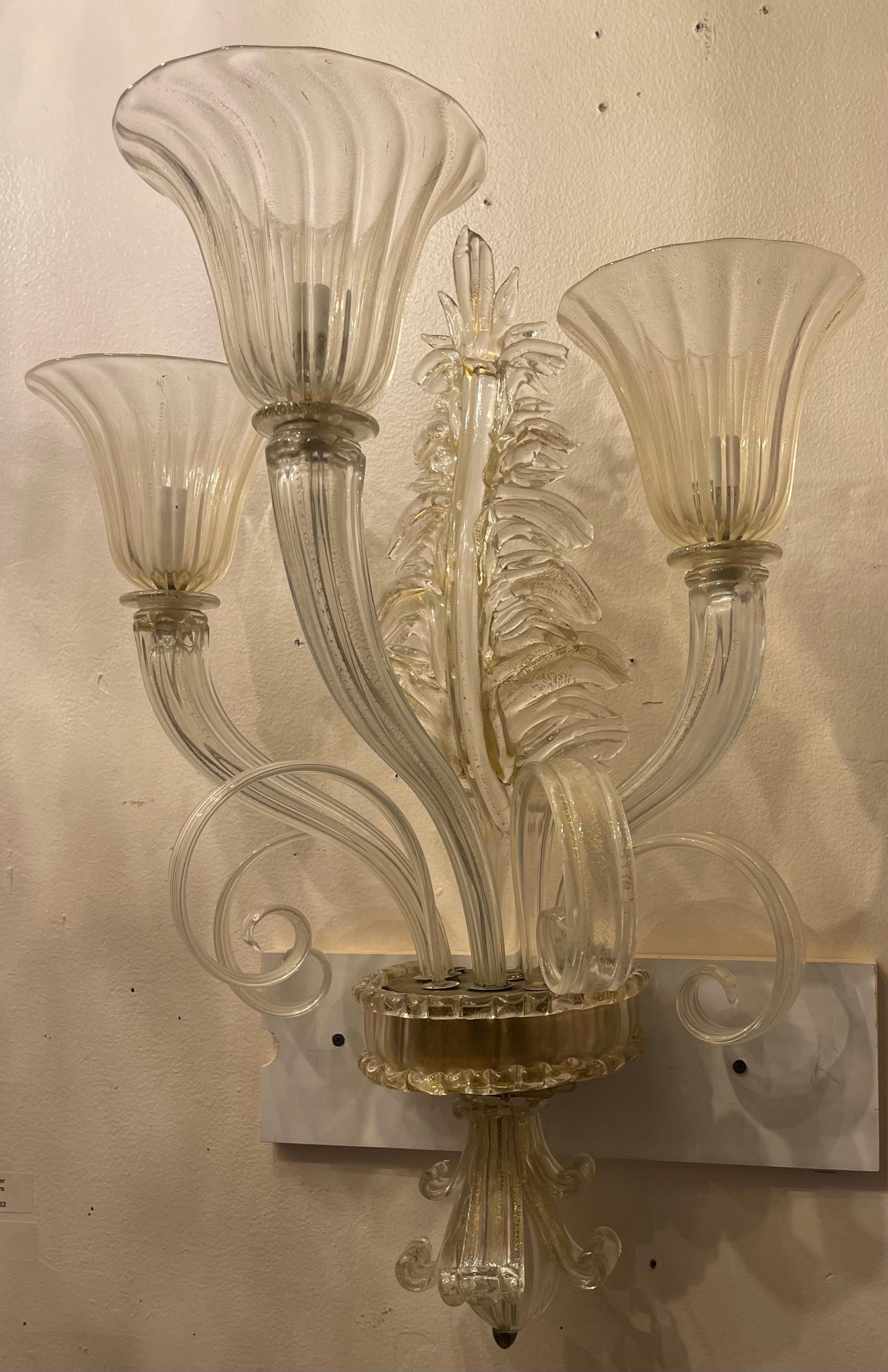 Italiano Meravigliosa coppia di lampade a tre bracci in vetro soffiato d'oro di Murano Ercole Barovier in vendita
