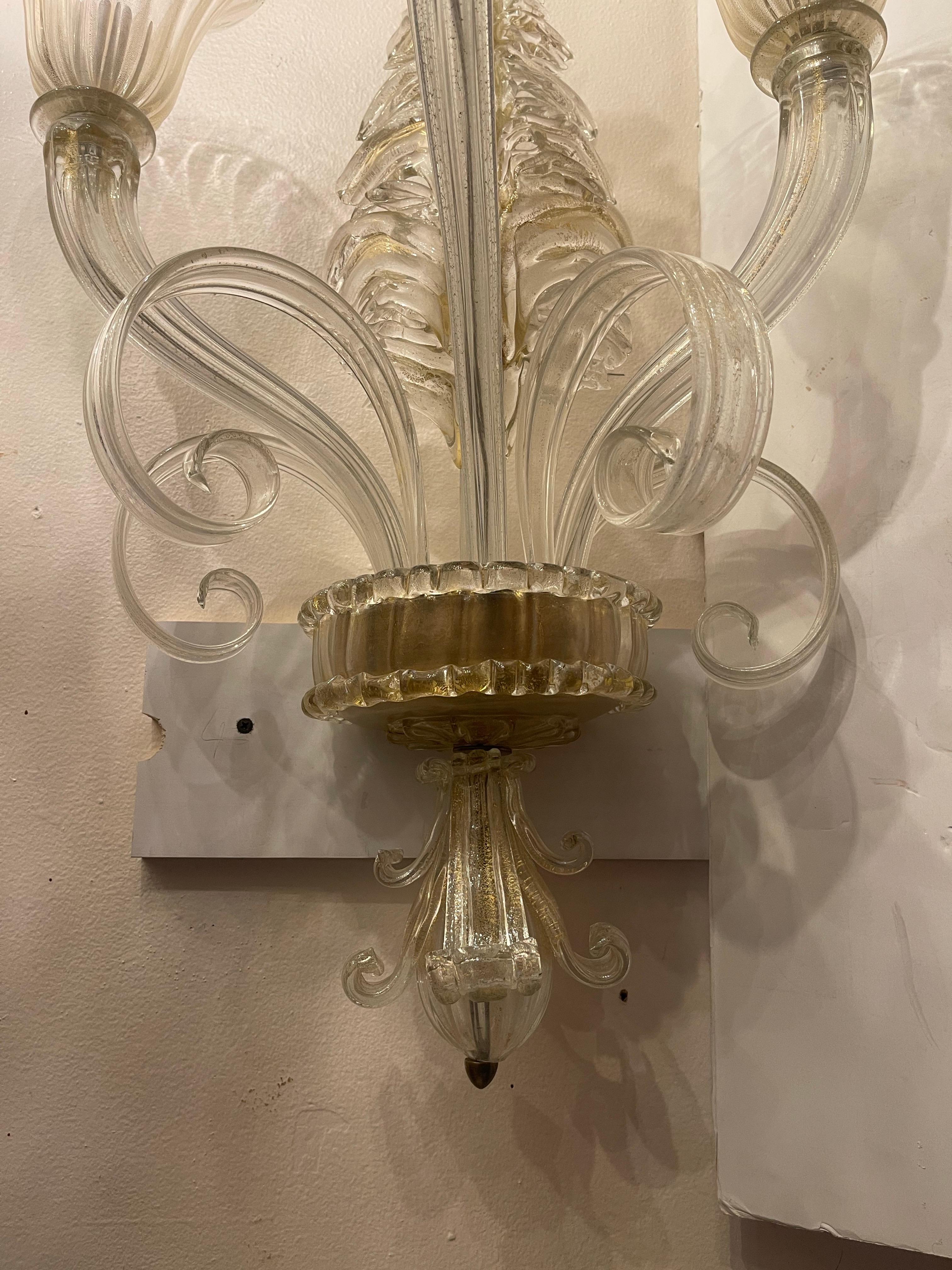 XX secolo Meravigliosa coppia di lampade a tre bracci in vetro soffiato d'oro di Murano Ercole Barovier in vendita