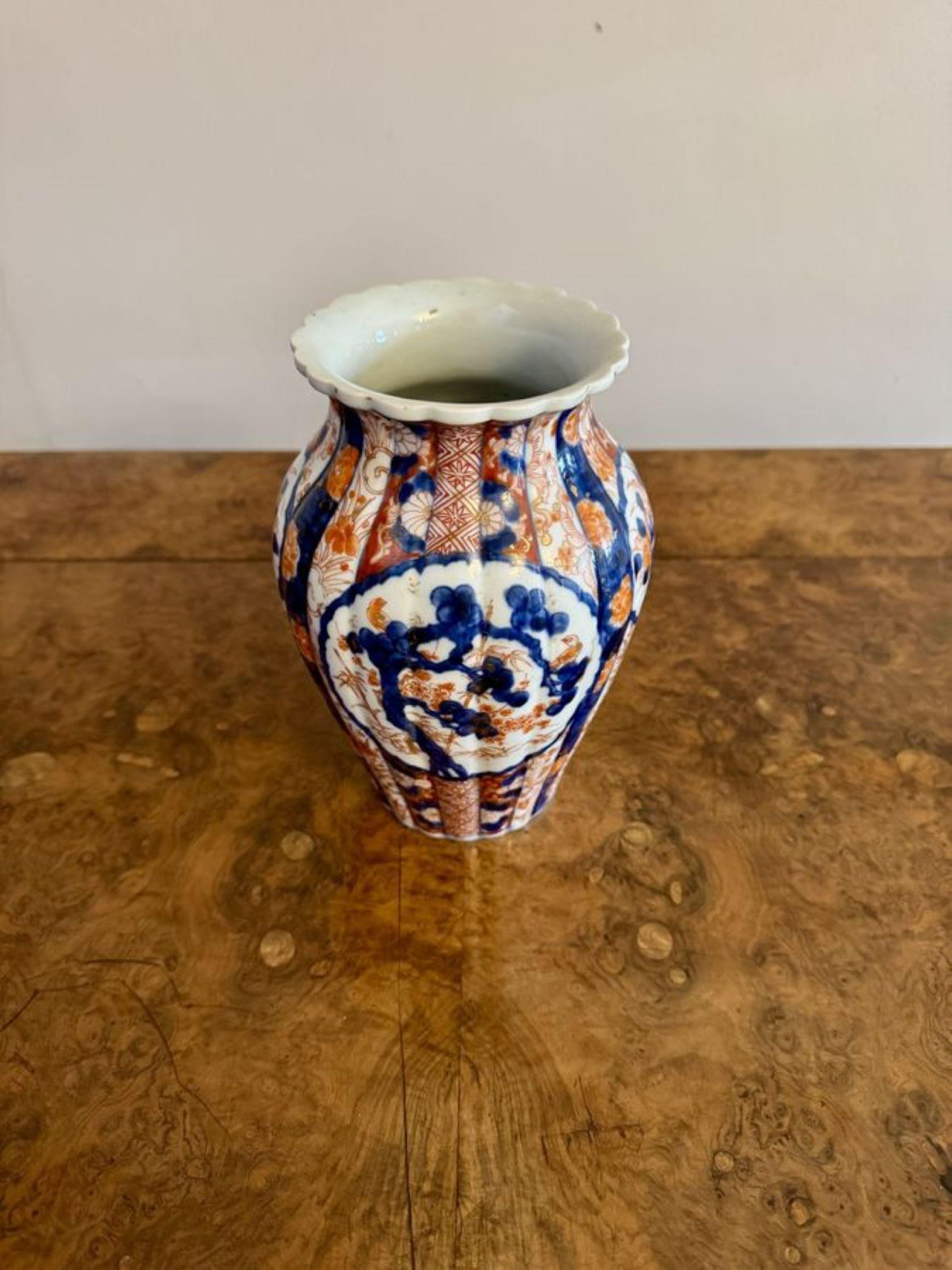 Merveilleuse paire de vases japonais anciens de forme Imari. Paire de vases anciens de forme Imari à balustre cannelé et col évasé festonné, décorés de panneaux avec des fleurs, des arbres, des oiseaux, des rinceaux et des motifs peints à la main