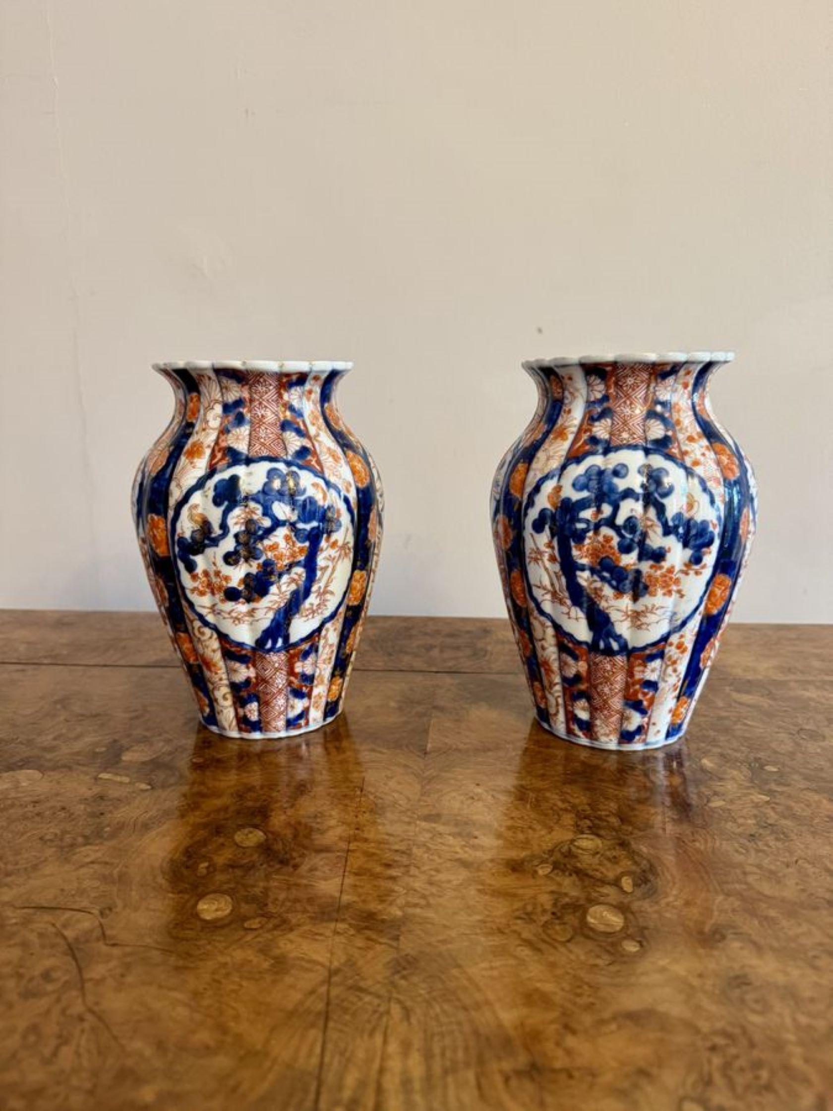 Céramique Merveilleuse paire de vases japonais anciens en forme d'imari en vente