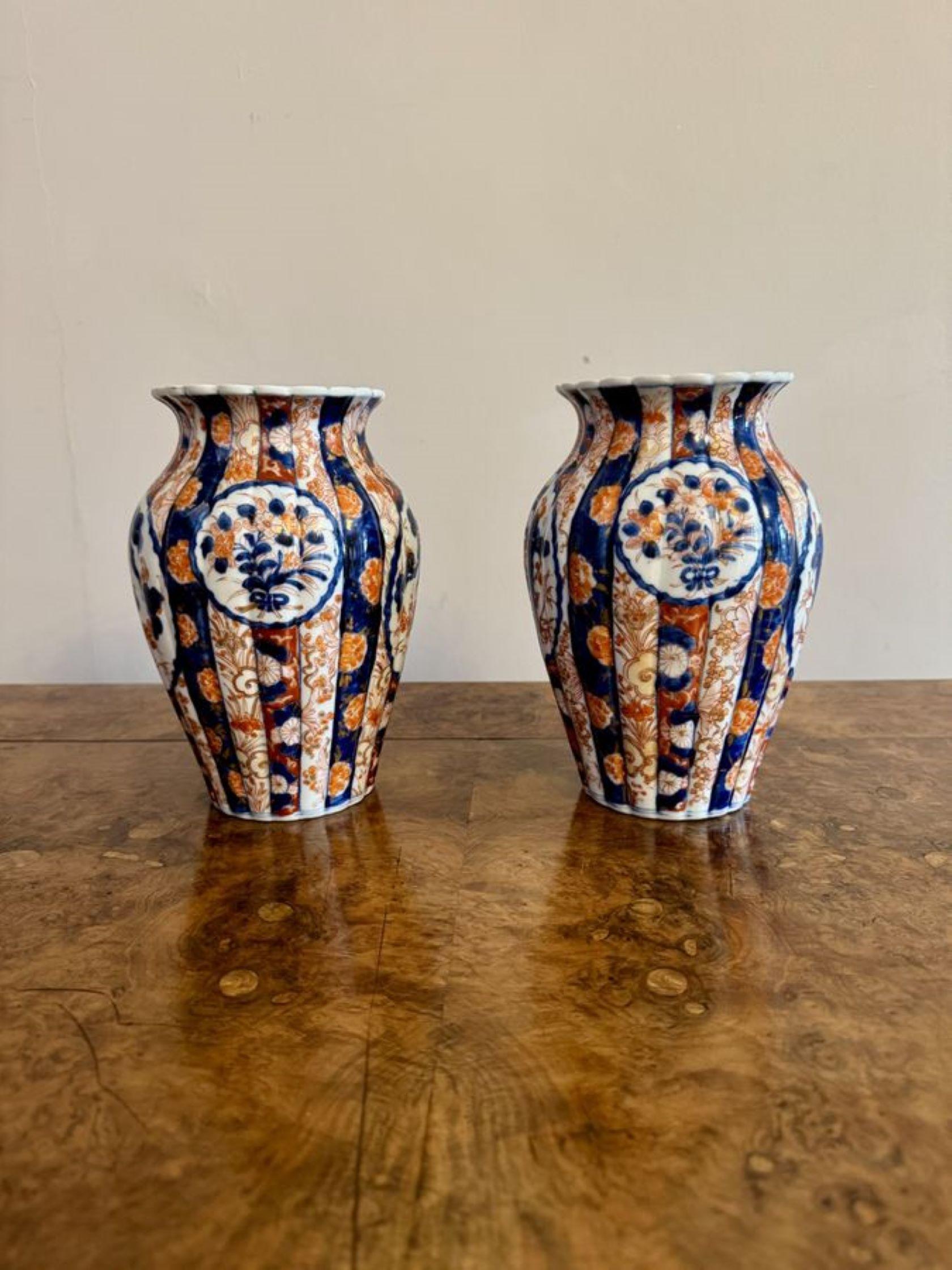 Merveilleuse paire de vases japonais anciens en forme d'imari en vente 1