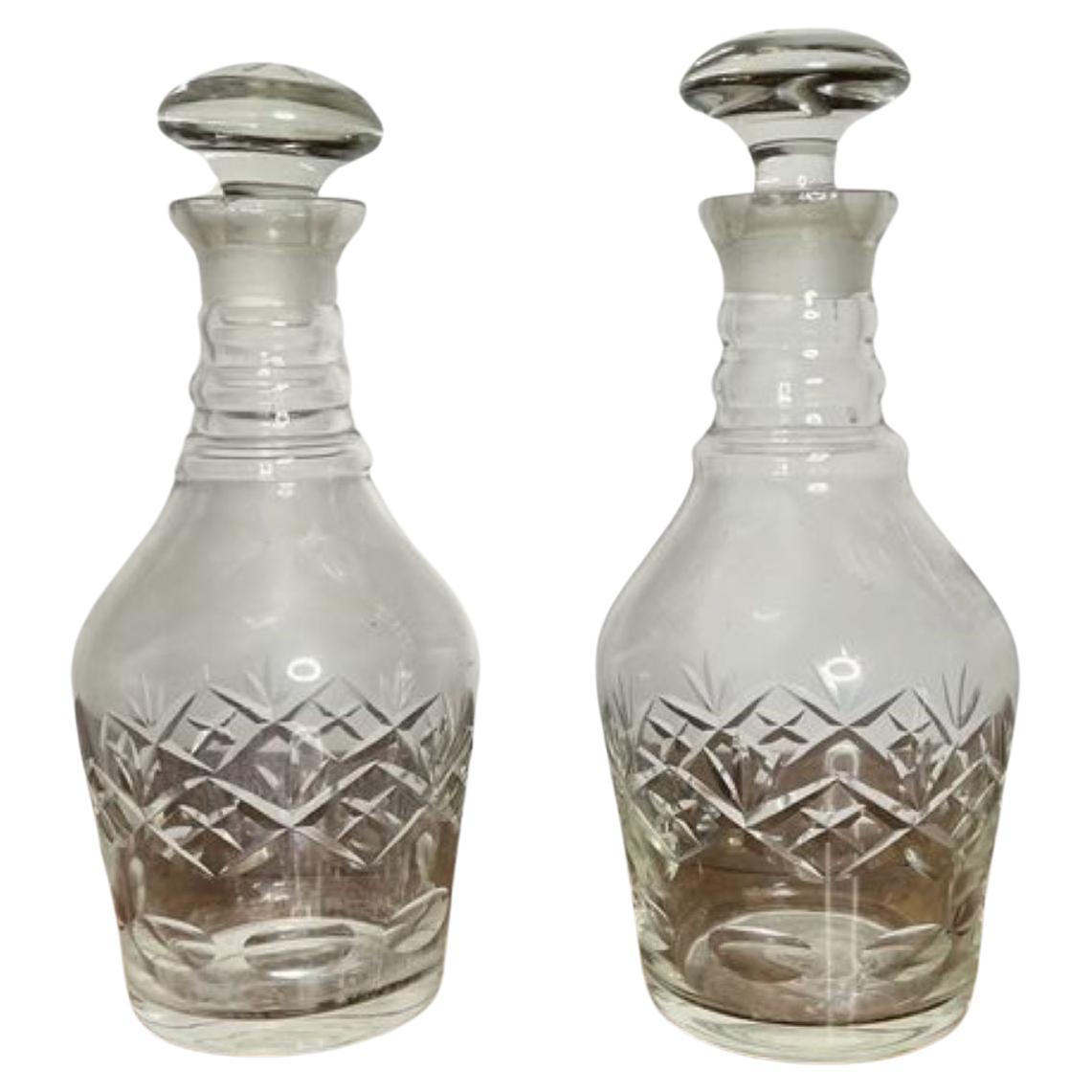Merveilleuse paire de carafes anciennes en verre taillé de l'époque victorienne 