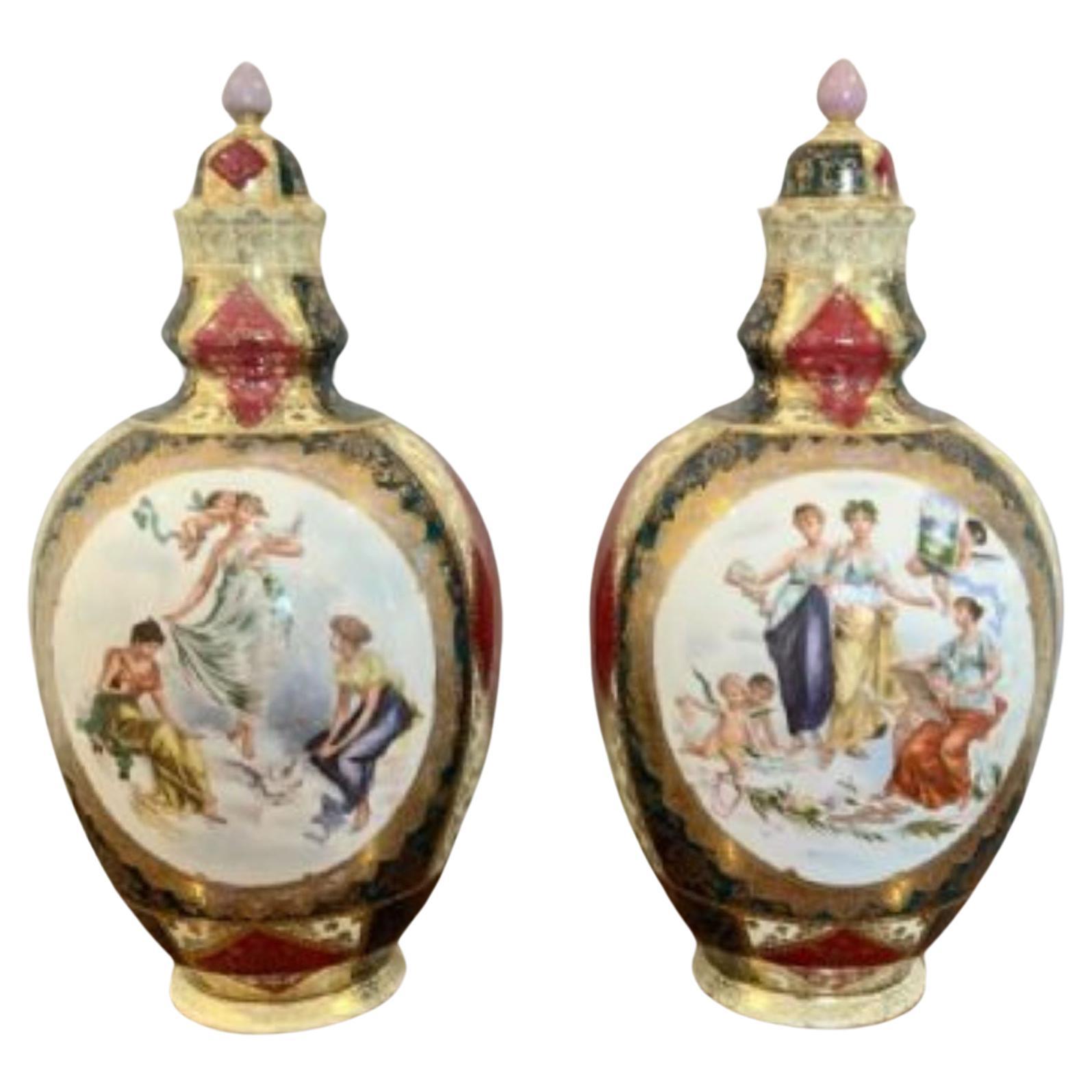 Merveilleuse paire de vases à couvercle en porcelaine de qualité victorienne ancienne