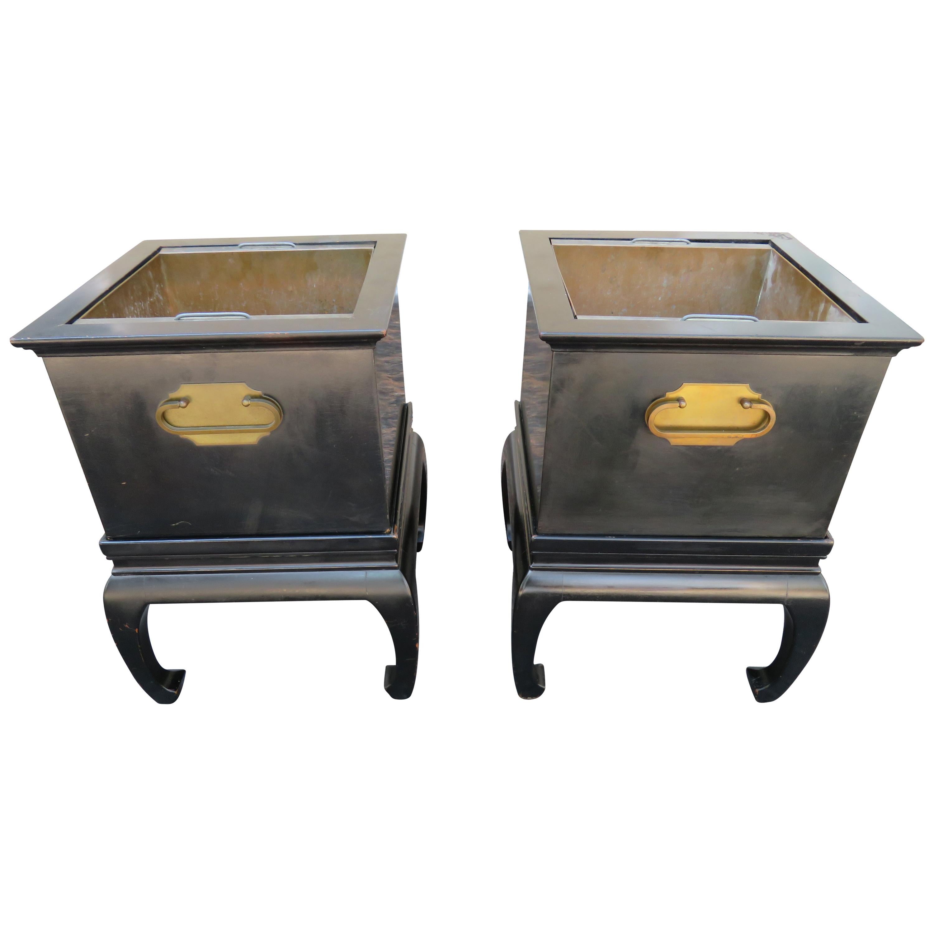 Meravigliosa coppia di fioriere asiatiche moderne laccate in nero con inserti in rame