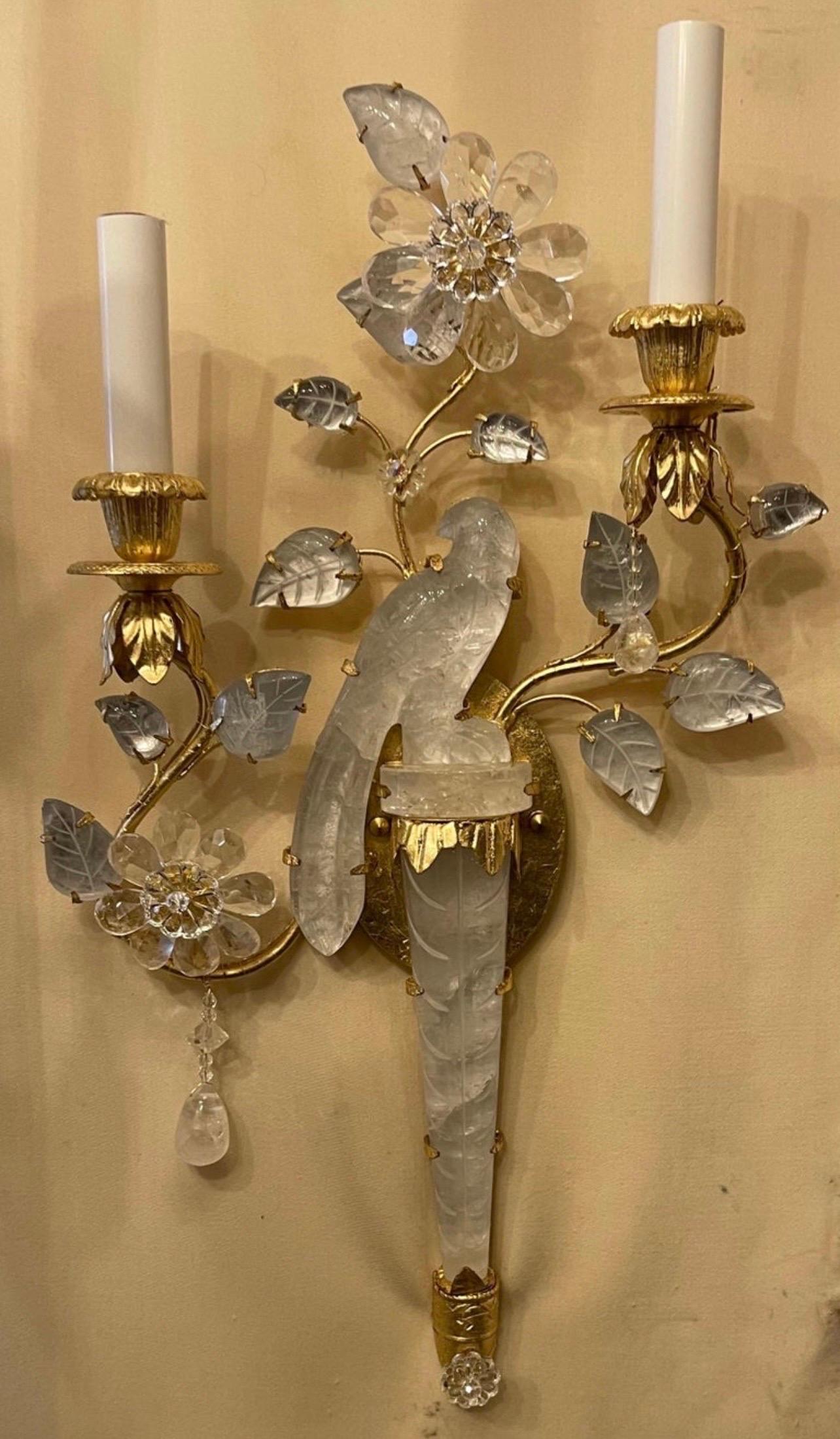 Splendida coppia di appliques a due bracci in stile Baguès, in cristallo di rocca dorato, a forma di urna di uccello e foglie

È disponibile anche una seconda coppia 
Venduto separatamente.