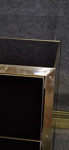 Maravilloso par de mesitas de noche de cristal negro y latón de diseño Justfurnituress.