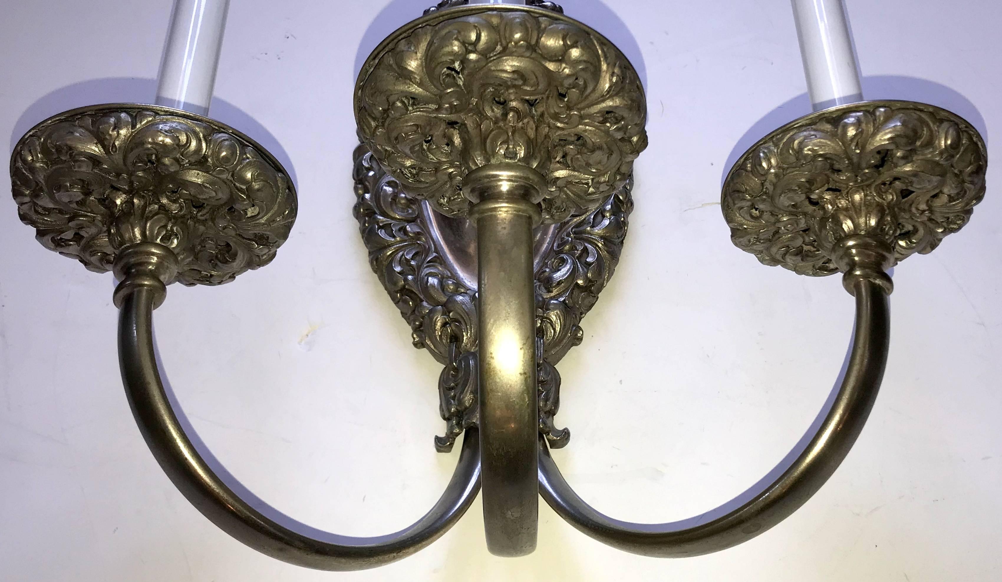 Argenté Merveilleuse paire d'appliques néoclassiques Caldwell en bronze argenté brossé et filigrane en vente