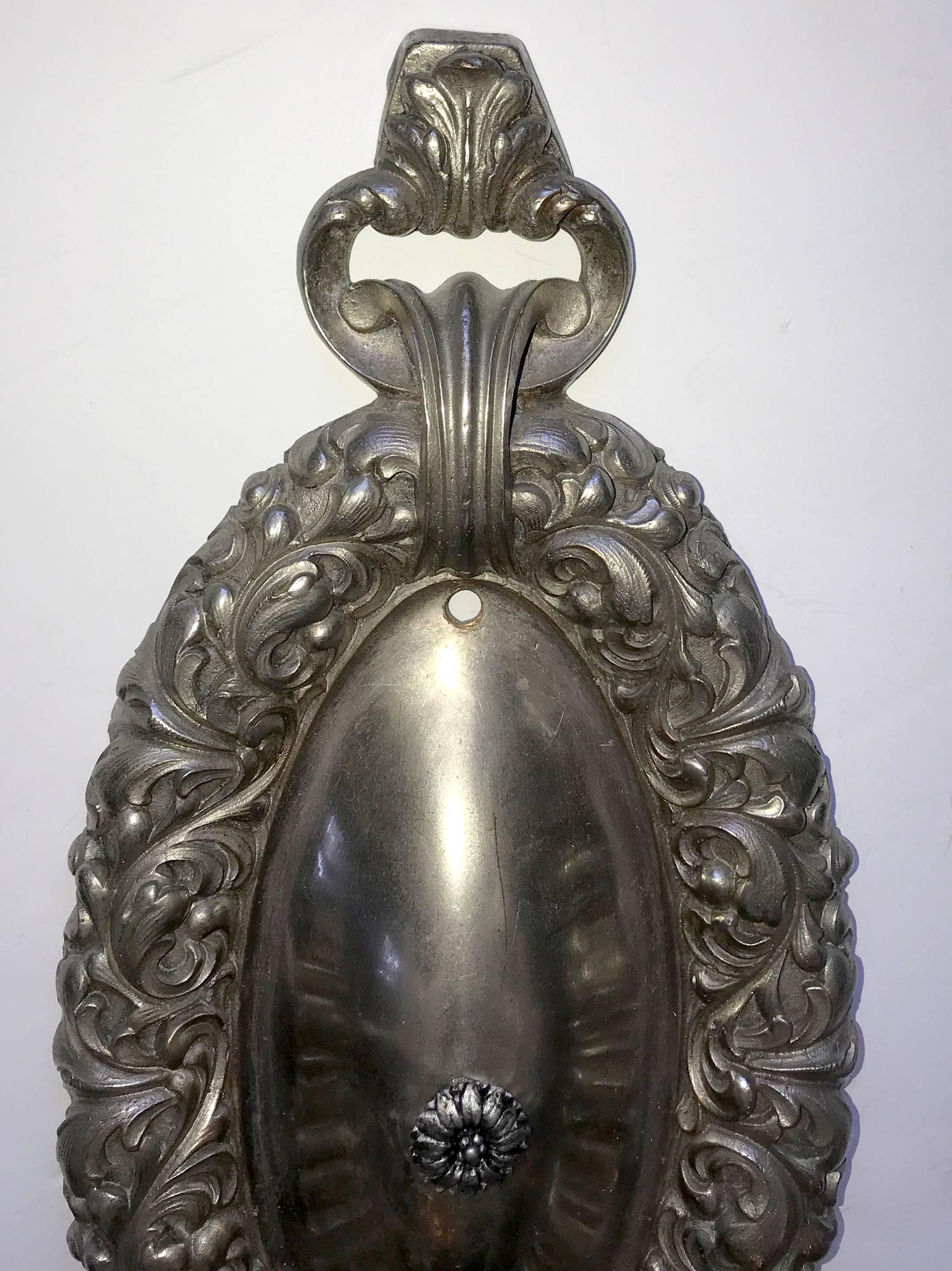 Merveilleuse paire d'appliques néoclassiques Caldwell en bronze argenté brossé et filigrane Bon état - En vente à Roslyn, NY