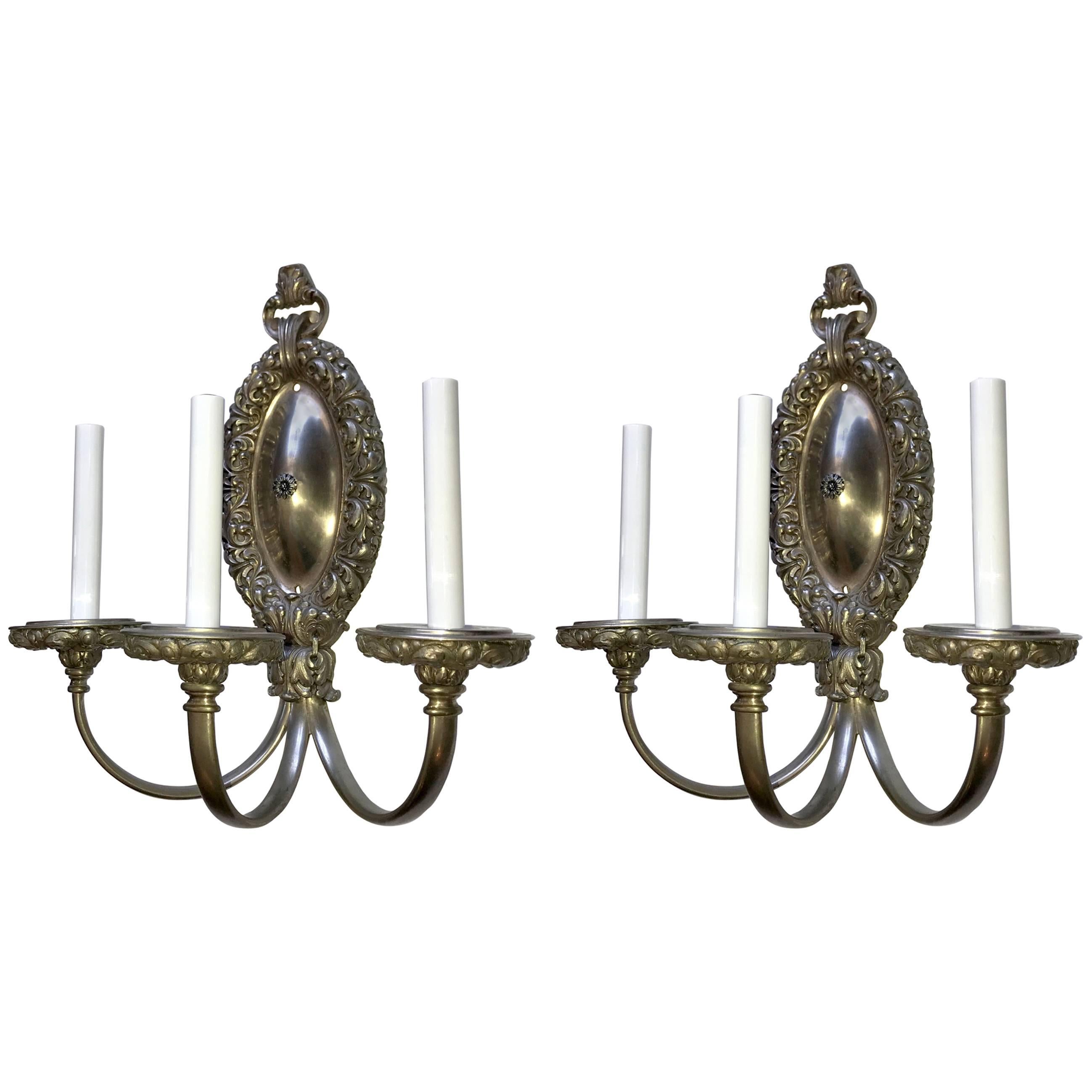 Ein wunderschönes Paar filigraner neoklassischer Caldwell-Wandleuchter aus gebürsteter, versilberter Bronze im Angebot