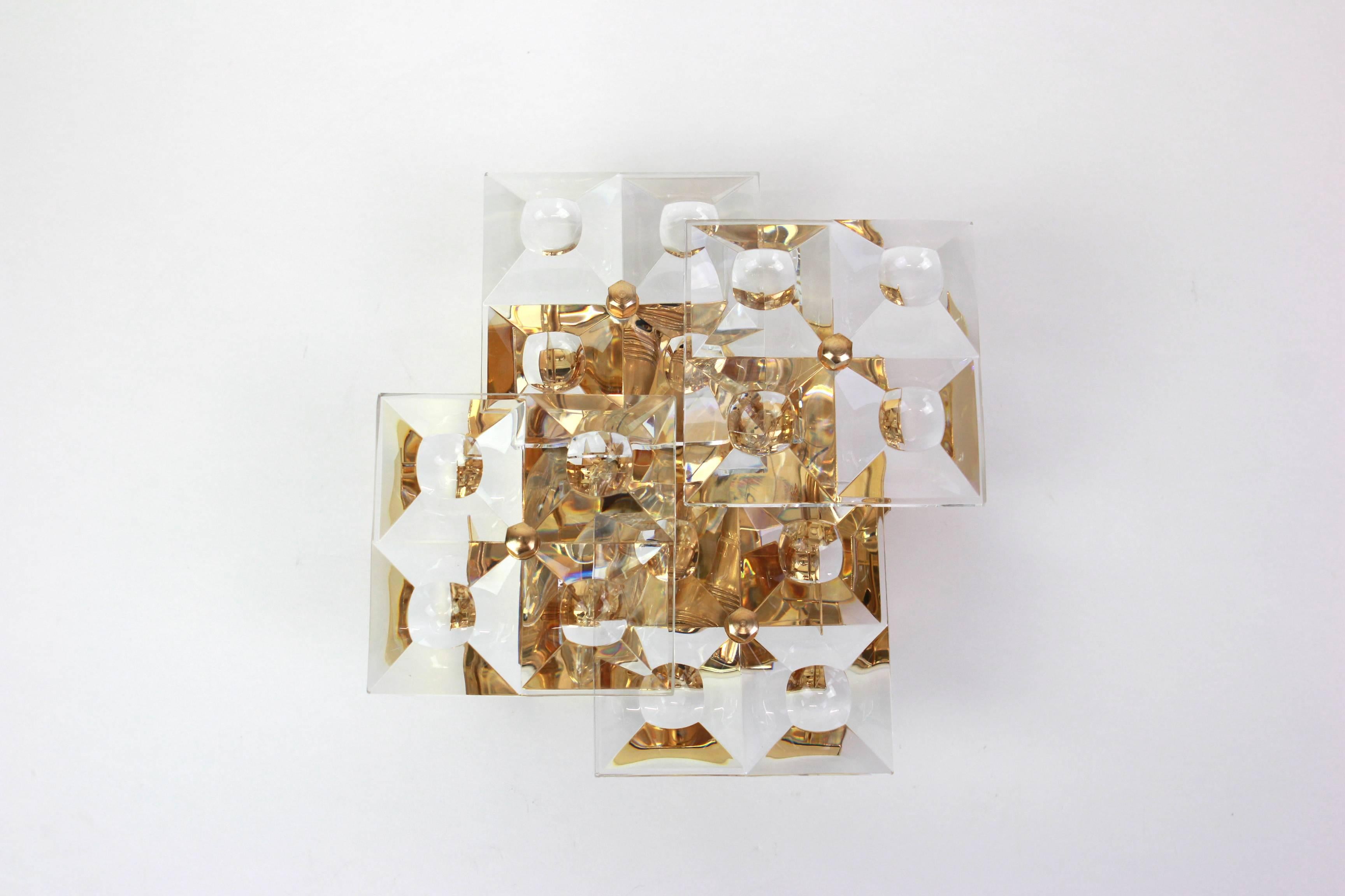 Ein wunderschönes Paar goldener Wandleuchter mit Kristallgläsern, hergestellt von Kinkeldey, Deutschland, um 1970-1979. Es besteht aus Kristallglasstücken auf einem vergoldeten Messingrahmen.
Aus der Serie: Imperial (siehe letztes Bild)

Das