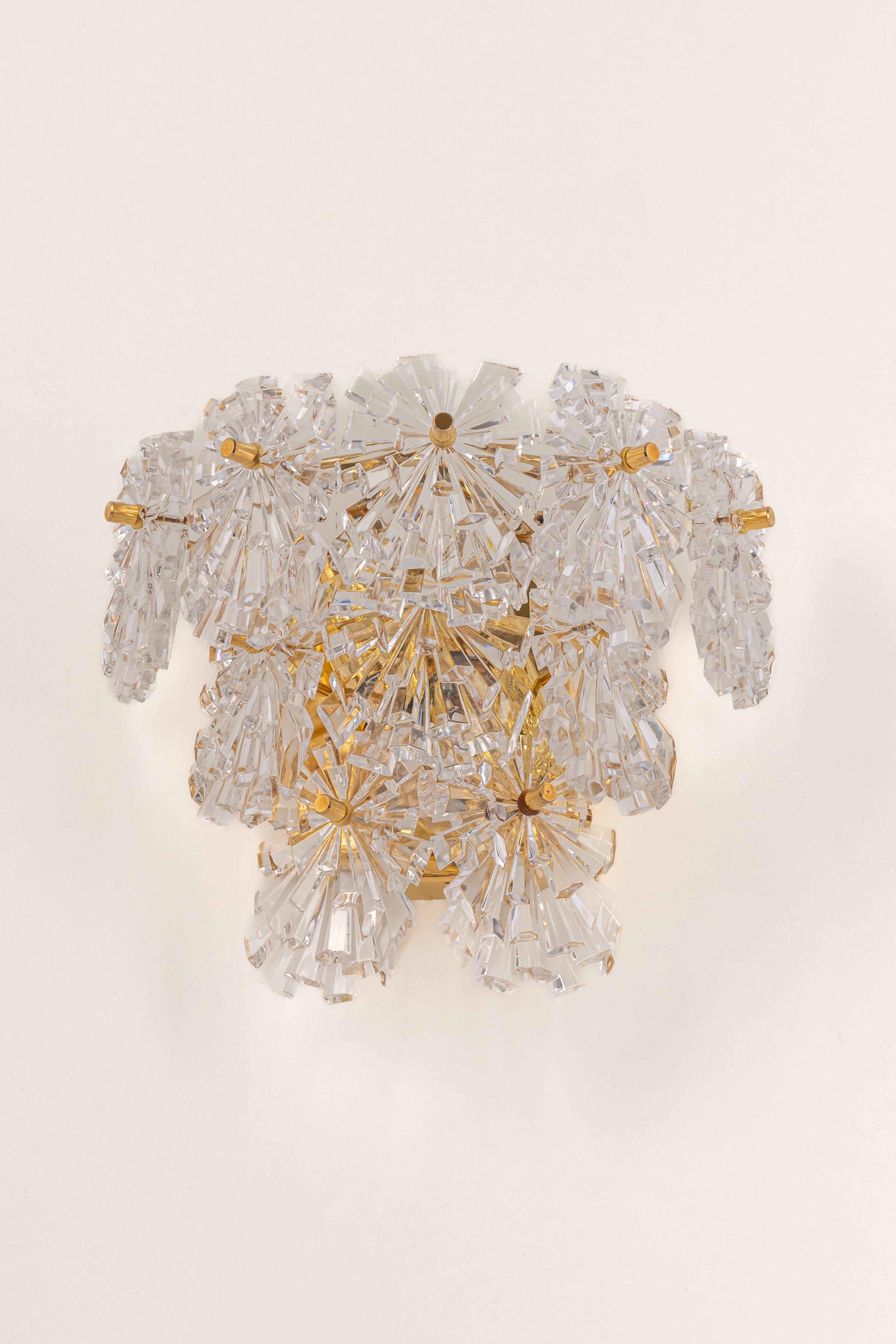 Una splendida coppia di appliques dorate con vetri di cristallo, realizzate da Kinkeldey, Germania, circa 1970-1979. È composto da pezzi di vetro di cristallo su una struttura in ottone.
Il meglio degli anni '70 dalla Germania.

Di alta qualità e
