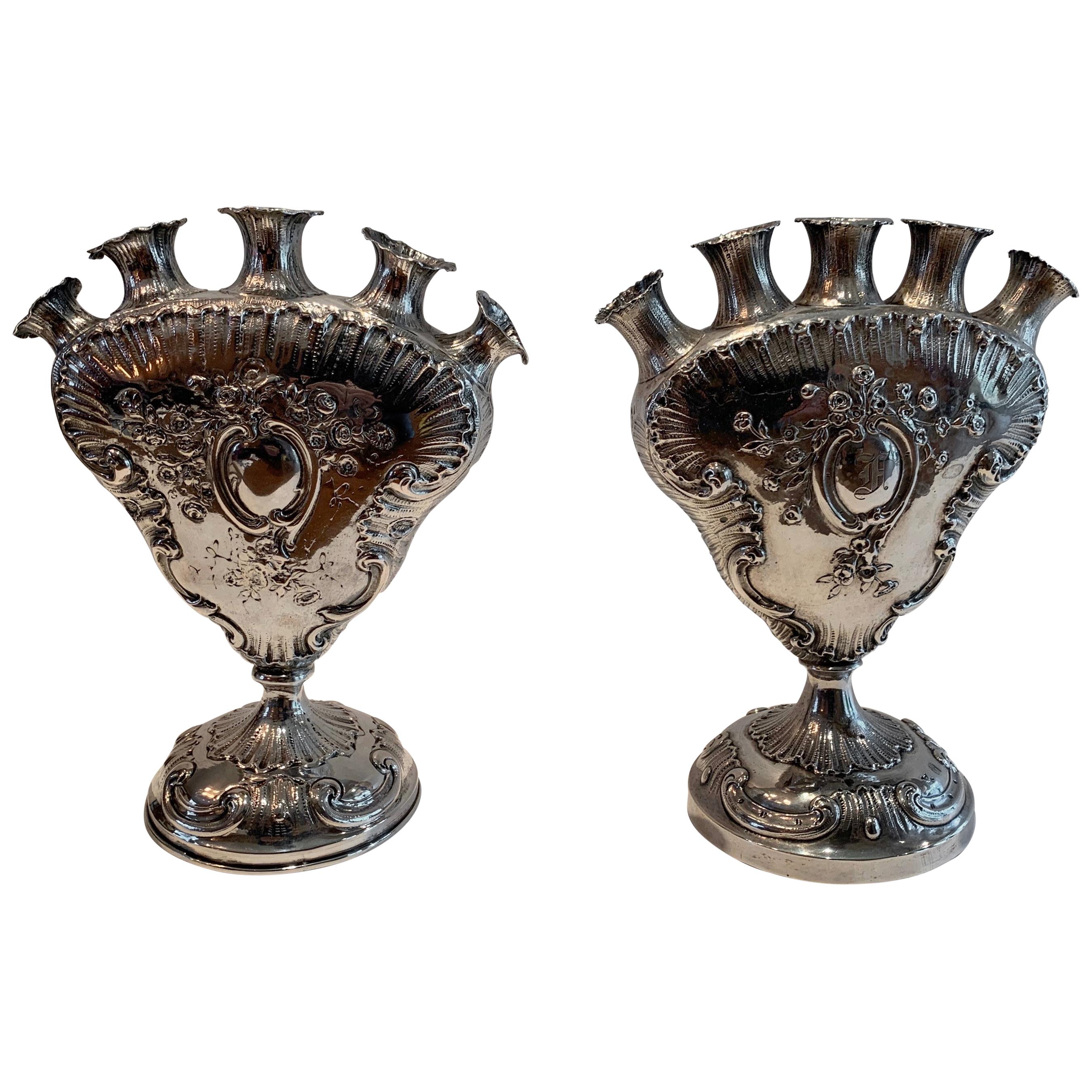 Merveilleuse paire de vases à bourgeons baroques européens en argent sterling 800 en vente