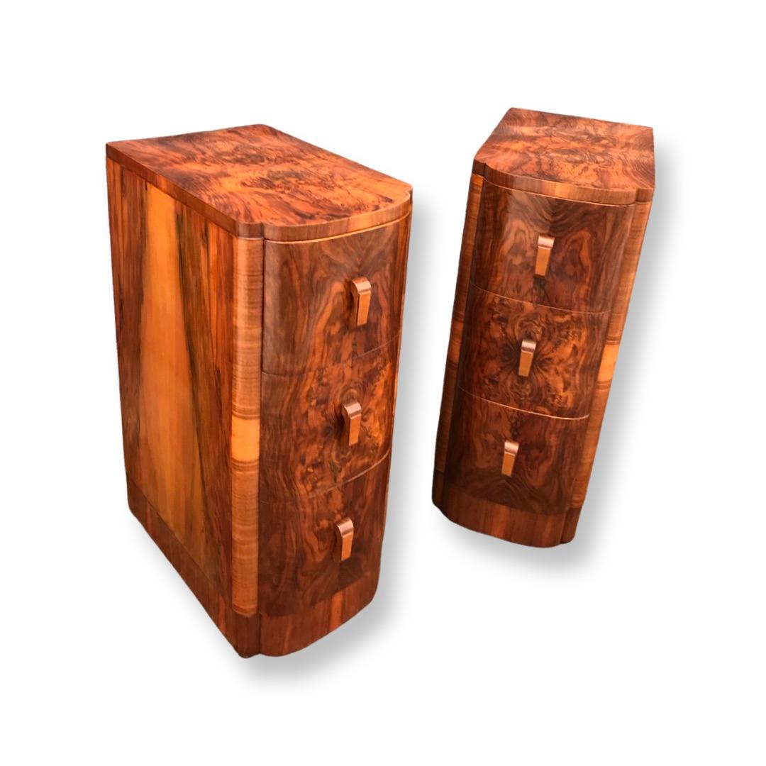 Mid-20th Century Wonderful Pair of  Figured Walnut Bow Fronted Bedside Cabinets / Nightstands