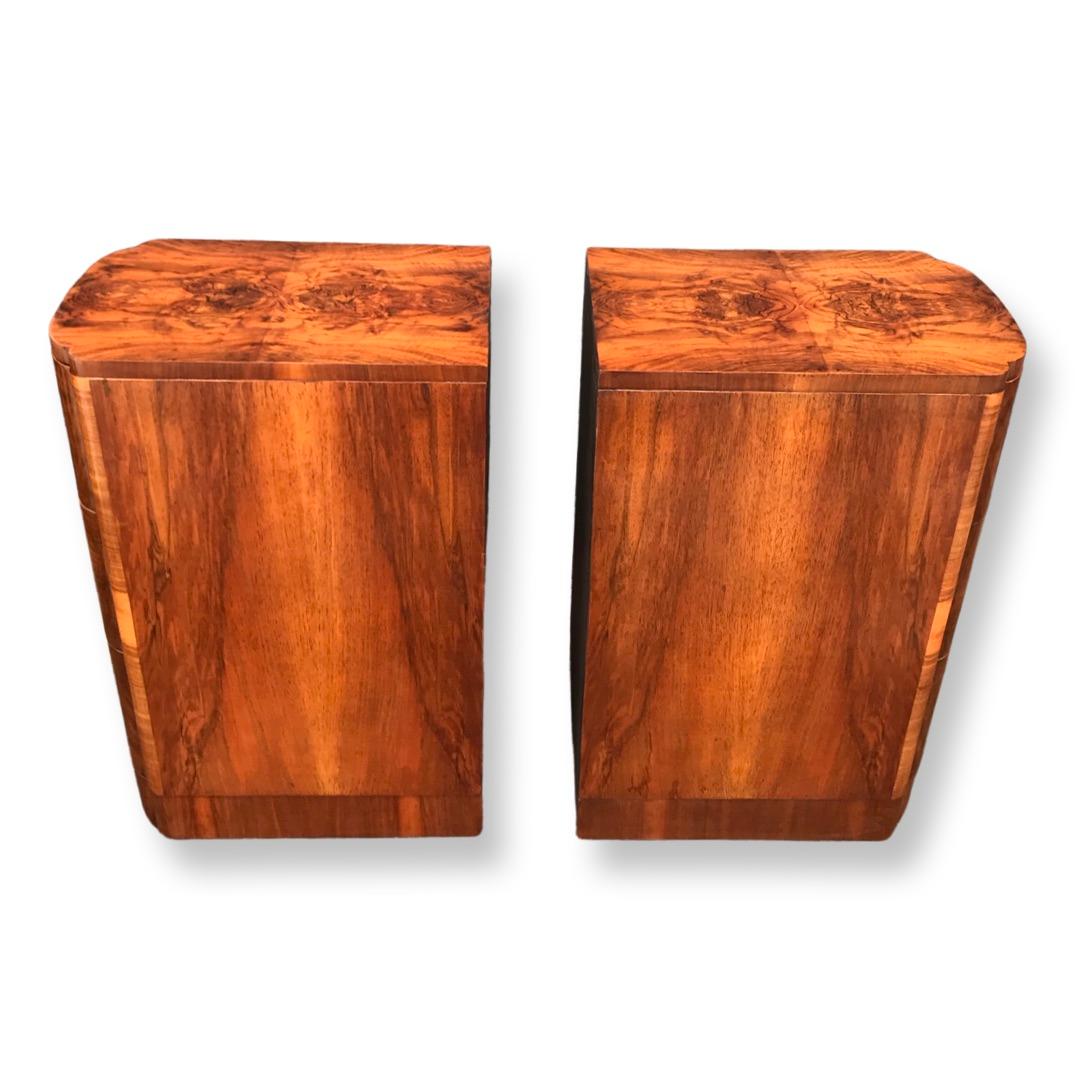 Wonderful Pair of  Figured Walnut Bow Fronted Bedside Cabinets / Nightstands 3