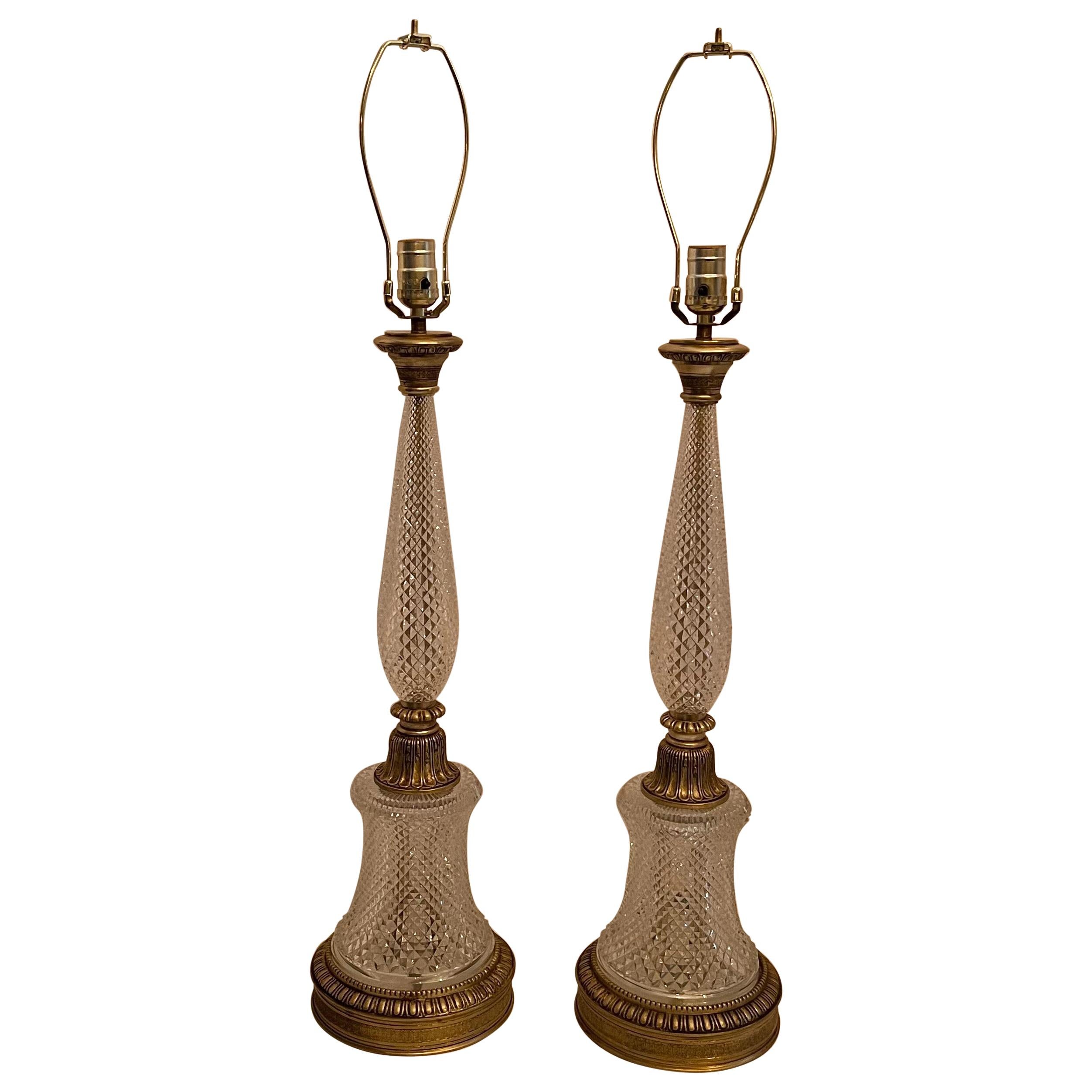 Merveilleuse paire de lampes à colonne françaises en bronze doré et cristal taillé en diamant en vente