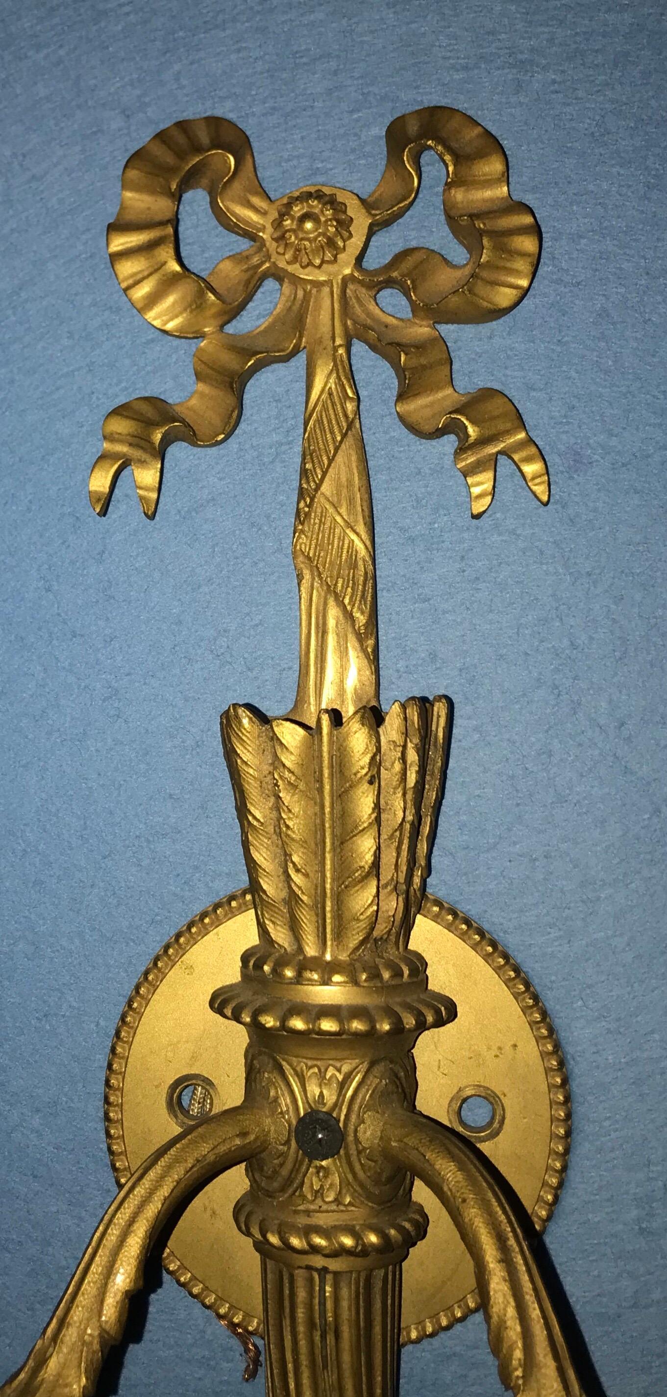 Zwei wunderbare französische, zweiflammige, filigrane Dor-Bronze-Wandleuchter mit Schleifenaufsatz (Belle Époque) im Angebot