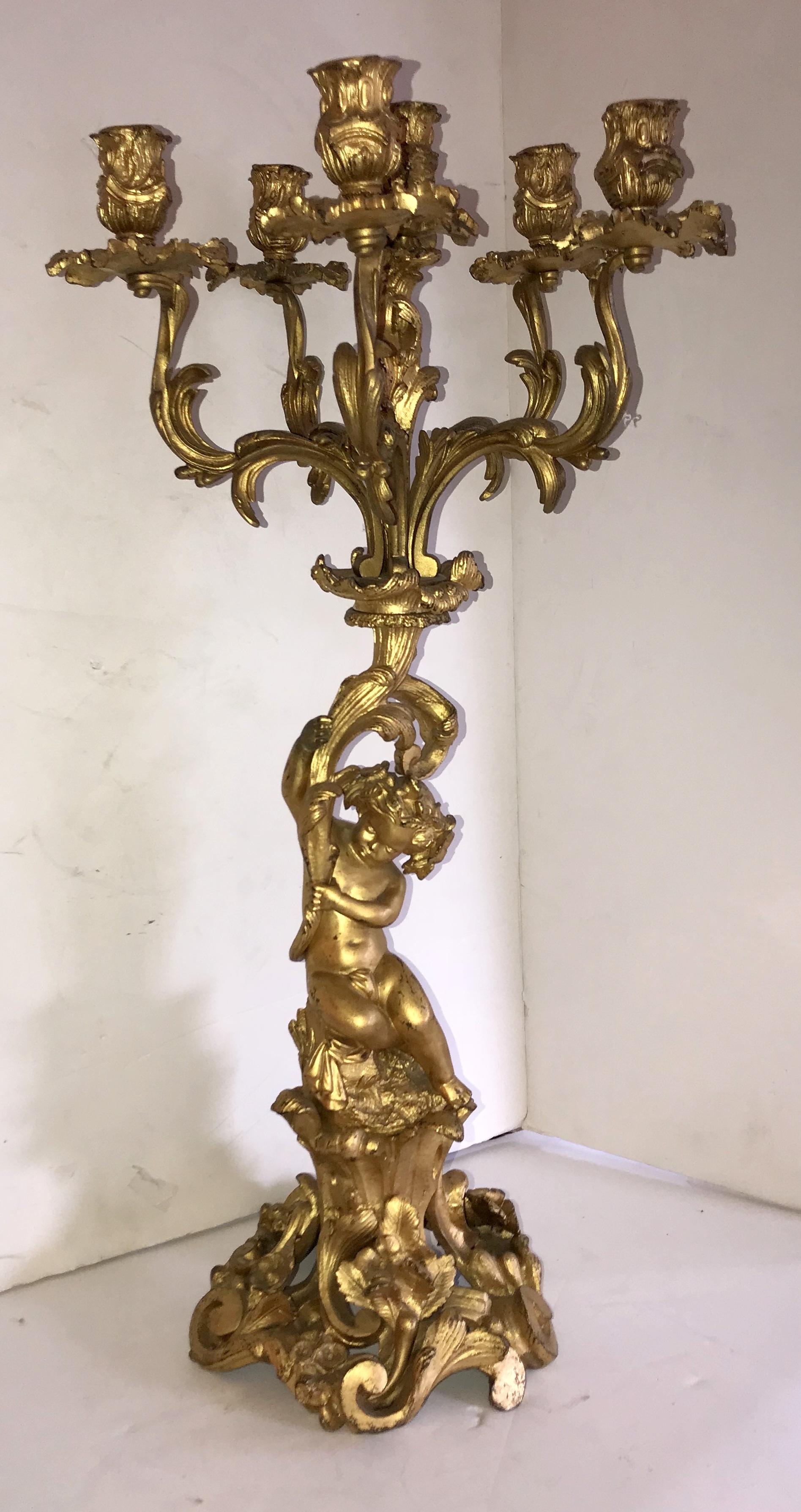 Magnifique paire de figurines en bronze doré de forme chérubin / putti, avec 6 chandeliers au sommet, de style Louis XVI