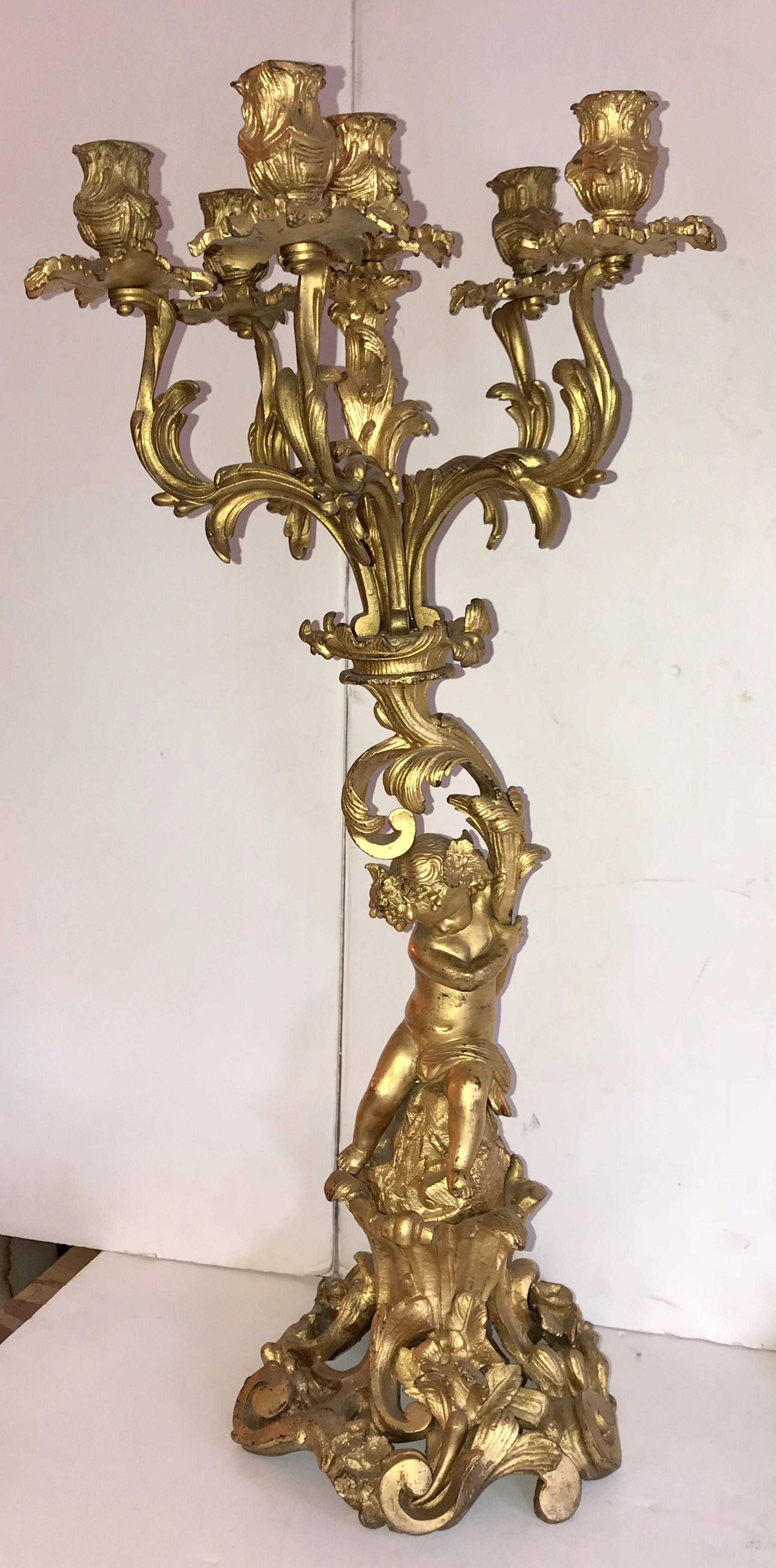 Français Merveilleuse paire de candélabres figuratifs Louis XVI en bronze doré représentant des chérubins et putti en vente