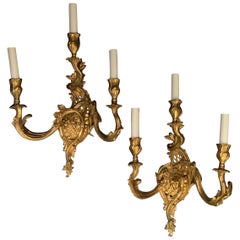 Merveilleuse paire d'appliques à treillis rococo à trois lumières en bronze doré français