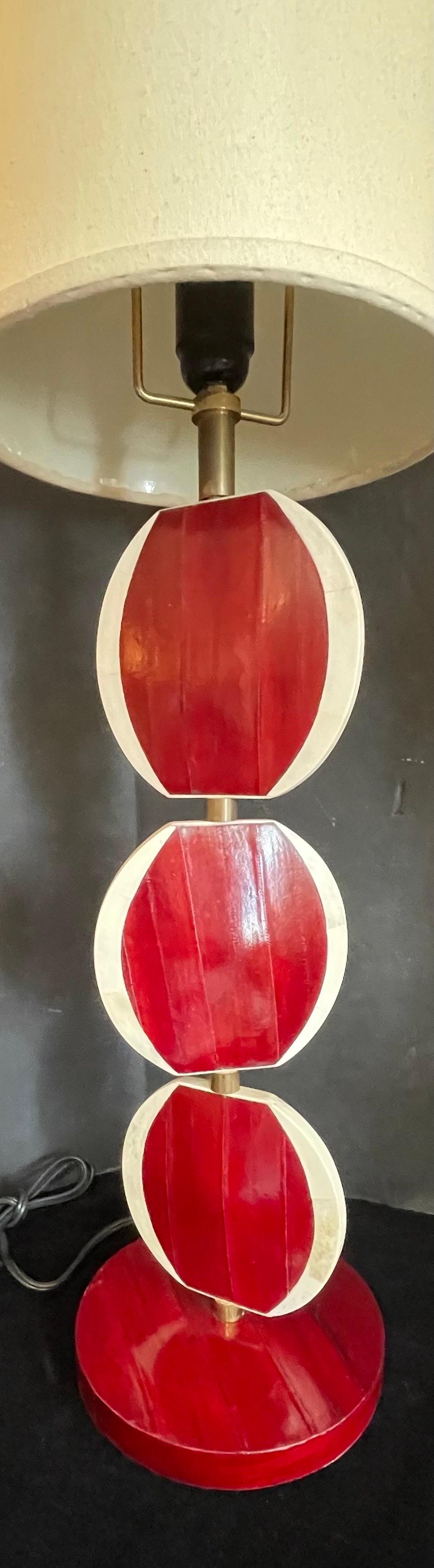 Mid-Century Modern Merveilleuse paire de lampes de bureau françaises R&Y Augusti du milieu du siècle dernier en peau de cuir rouge