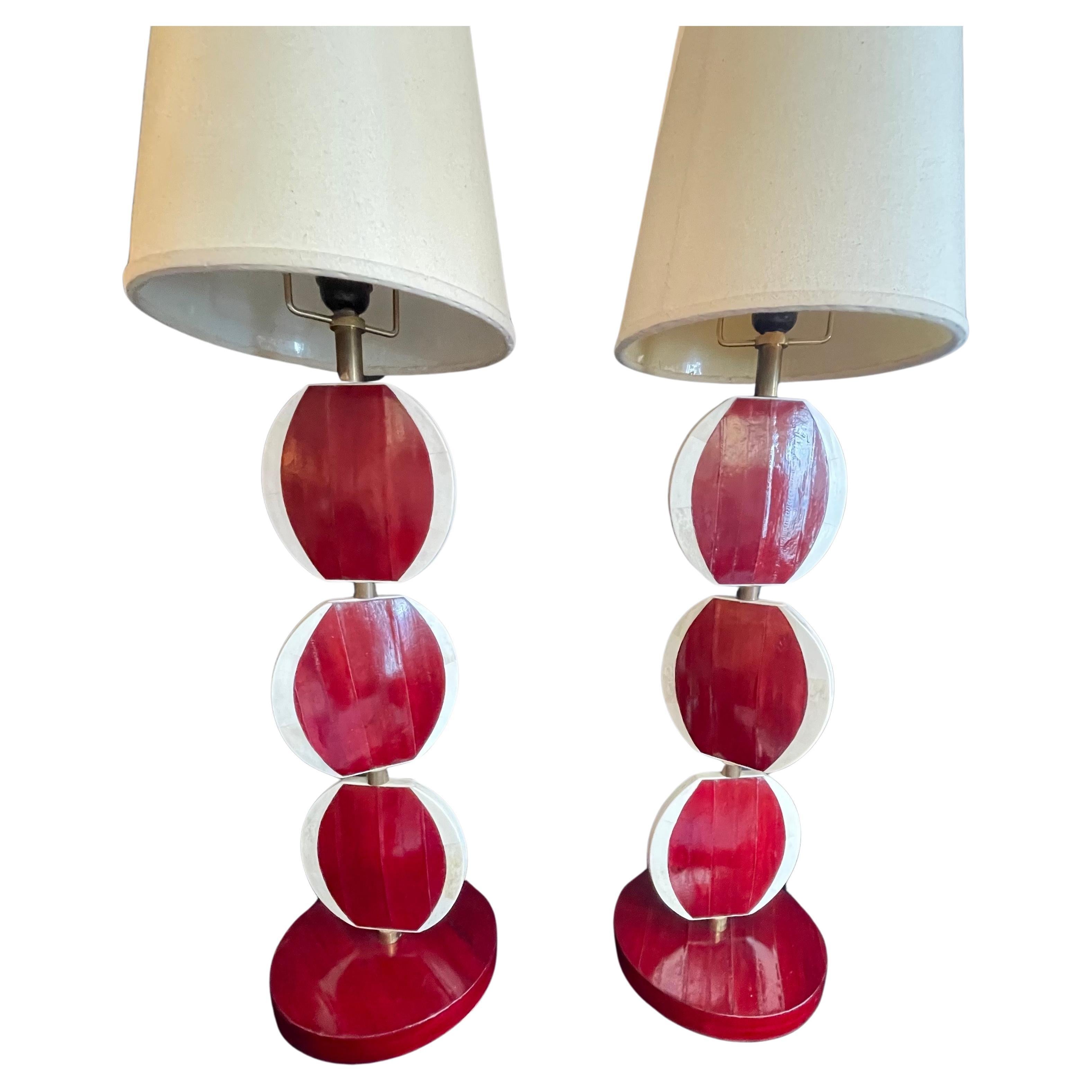 Merveilleuse paire de lampes de bureau françaises R&Y Augusti du milieu du siècle dernier en peau de cuir rouge