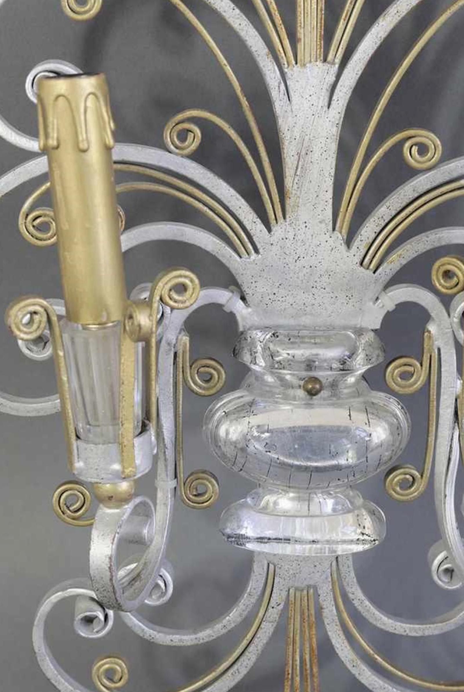 Hollywood Regency Merveilleuse paire d'impressionnants scones muraux bicolores de la Maison Baguès en vente